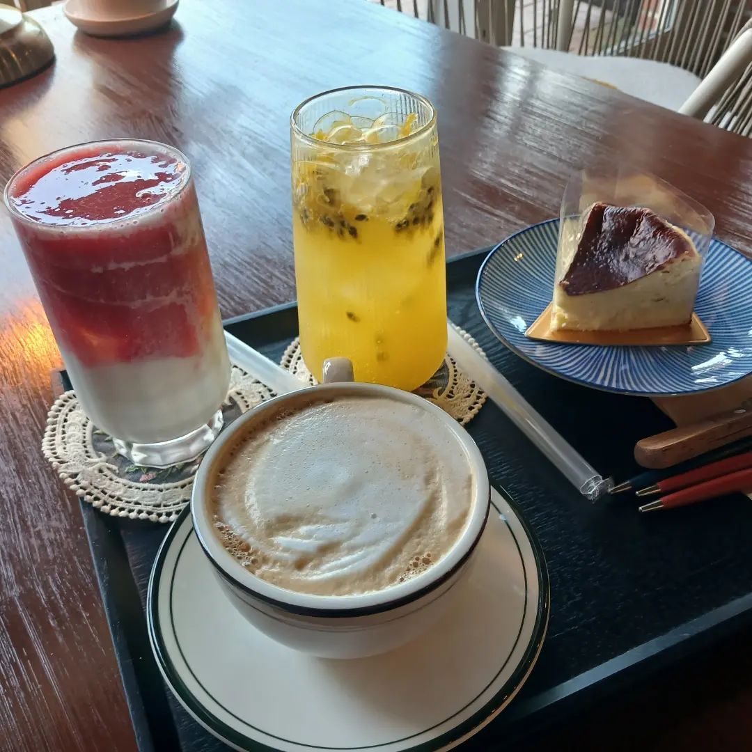 ff__cafe  #후식 #할머니랑아빠랑데이트

학교 가기전에 할머니랑 맛있는거 먹고 좋은시간 보내기 위해서 아빠랑 셋이 처음으로 점심으로 양평해장국 먹고 카페 가고 싶었지만 계획없이 집으로 가던길 신상카페가 있어서 양평해장국이랑 가까웠던 도로 바로 옆에 있었던 카페를 다행히 지나치지 않고 들렀습니다☺️

주말인데도 저희가 전세 낸것처럼 손님이 없었습니다😳
저는 케익이 계속 먹고 싶었는데 마침 보기에도 맛있는 케익이 있어서 먹었고 할머니랑 아빠랑 맛있는 음료도 먹고 여유 있는 시간을 보냈습니다🥰