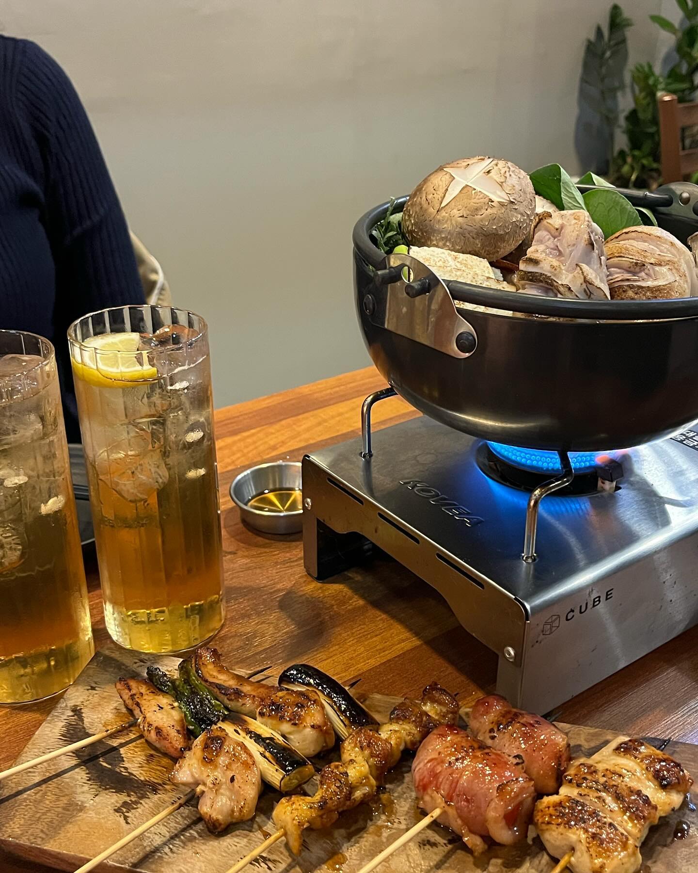 🍺요이요이

아늑하게 생긴 이자카야 에요! 시끄럽지 않아 도란도란 얘기하기 딱 좋은 장소였어요😊 안주로는 미즈타키+꼬치 5종을 주문했는데 미즈타키엔 우동사리도 포함되어 있어 둘이 먹기 충분~많더라구요! 오히려좋아! 전골 안엔 야채들도 가득가득 닭고기도 많이 들어있어 저녁겸 한잔이었는데 배불렀어요 꼬치는 호불호 없는 것들로 구성되어 있어 맛있게 먹었습니당 두 메뉴 이외에도 다른 꼬치류, 오뎅탕, 튀김류 등 여러 메뉴가 있어 다양하게 시켜 먹기 좋은 곳이에요 추천 !👍

🍲요이요이
주소 : 경기도 화성시 목동 448-1 1층 103호, 104호

#요이요이#동탄맛집#동탄술집#동탄이자카야#동탄핫플#동탄데이트#목동맛집#목동술집#목동이자카야#목동데이트#화성데이트#화성맛집#동탄오뎅바#먹스타그램#먹방#먹스타#먹스타맞팔
