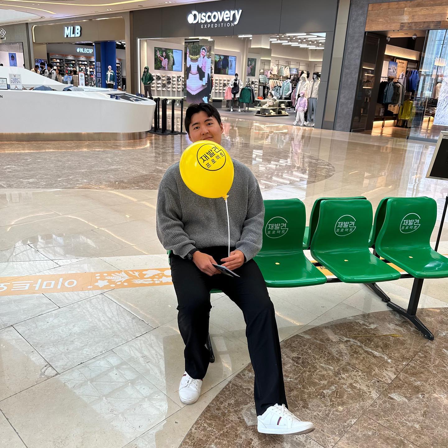 #협찬

이번에 하남 스타필드를 다녀왔어요!
바로 "이마트 재발견프로젝트" 팝업 스토어 때문인데요!

 장소 : 하남 스타필드
 일정 : 10월 6일 ~ 10월 8일(일) 3일간
 운영시간 : 오전 10시 ~ 오후 10시

여기서 이마트 재발견프로젝트란?
지역의 우수한 토산품을 알리는 이마트의 재발견프로젝트는 전국 방방곡곡 숨겨진 가치를 찾기 위한 여정을 시작했다고해요!
2018년 강원도를 시작으로 2023년 5월 농촌진흥청과 업무협약을 맺고 전라지역의 우수한 토산품 9개를 선정하여 많은 소비자에게 전달하기 위한 준비를 진행중인데요

선정 제품으로는
- 황수연전통식품 영농조합법인 / 발효콩단백질쉐이크 오리지널
- 좋은 영농조합법인 / 나주이가 배도라지 진액스틱
- 아름답게 그린배 영농조합법인 / 꼬샤꼬샤도라지배즙
- 안성들풀 영농조합법인 / 정가네 쌀누룽지 스넥
- 강진된장 영농조합법인 / 강진된장
- 도울바이오푸드 영농조합법인 / 호두잣율무차
- 진도강황 영농조합법인 / 울금홍게 맛간장
- 가온참뜰 / 새싹삼&견과 오란다
- 엔자임팜 영농조합법인 / 오곡곡물당

2023년 재발견프로젝트 참여제품 9가지를 직접 만나보고 시식도 할 수 있답니다!

그리고 2가지 이벤트가 더 있는대요!
1. 스탬프 랠리 이벤트 : 9가지 제품을 시식하고 스탬프 9개를 모두 모아 룰렛을 돌린 후 참여제품을 받아 가실수 있는 이벤트를 진행중 입니다!

2. 재발견프로젝트 포토존에서 사진찍고 개인 인스타그램 인증하시면 선물 증정!
꼭 참여해 보세요!

#이마트 #농촌진흥청 #재발견프로젝트 #이맛의재발견 #지역상생 #지역토산품 #발효콩단백질쉐이크 #나주이가배도라진액스틱 #꼬샤꼬샤도라지배즙 #정가네쌀누룽지스넥 #호두잣율무차 #울금홍게맛간장 #새싹삼견과오란다 #오곡곡물당