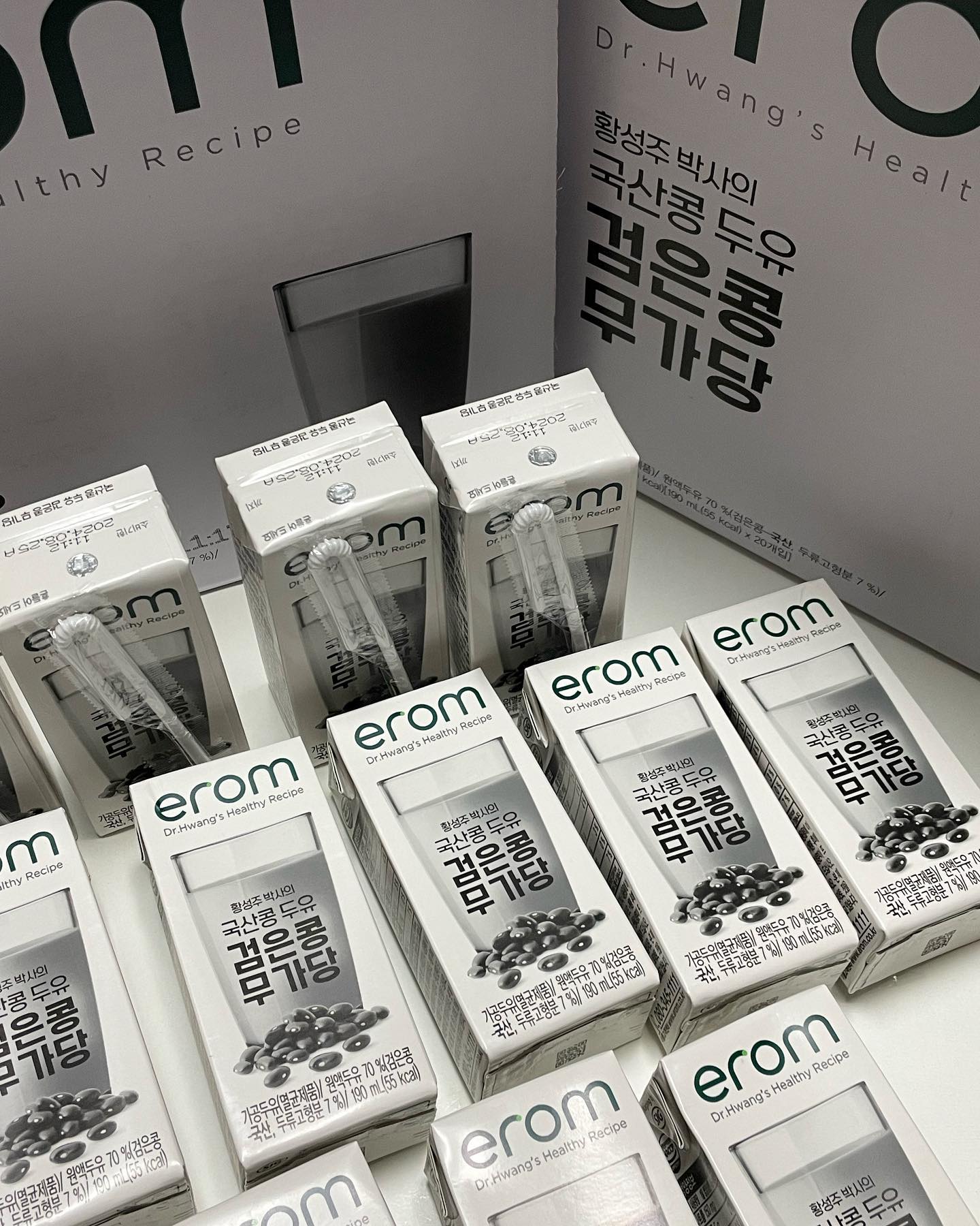 #협찬
요즘 아침으로 챙겨먹고 있는
이롬 황성주 국산콩 검은콩무가당두유 🥛

일반적인 두유와 다르게,
검은콩 함유가 아닌 진.짜 검은콩만 껍질째 통째로 갈아만든
두유라서 임산부인 나도 안심하고 먹는 중 ! 🤰

한 입 먹자마자 콩의 고소하고 진-한 맛이 느껴지는데
완전 꼬소 그자체🤍

무가당 55kcal로 가볍게
아침식사 대용으로 매일 챙겨먹는 중🫘

#리얼검은콩두유 #검은콩무가당 #무가당두유 #다이어트두유 #저칼로리두유