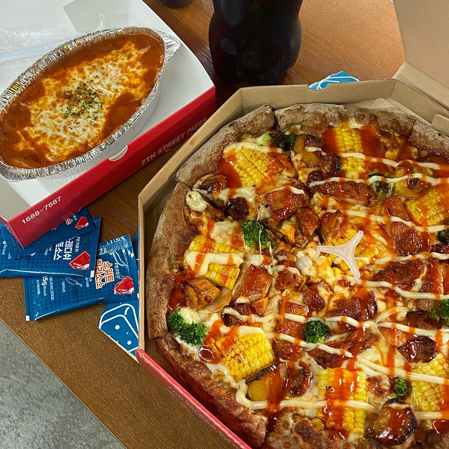7번가피자 신메뉴 레드핫그릴치킨 피자 후기🍕

✔️도우가 맛있는 피자집, 7번가피자의 신메뉴
리드핫그릴치킨 피자 후기

✔️두 번 숙성시켜 쫄깃한 도우에 
매콤한 스파이시 그릴치킨으로 만든 고급 치킨 🍗스테이크,
달콤한 옥수수와 고구마빠스,🍠
토마토🍅와 매콤한 소스가 잘 어우러진
한국인이라면 싫어할 수 없는 그런 맛!

✔️매장에서 테이크아웃 하면 30%할인 받아
20,900원으로 라지사이즈를 먹을 수 있어요 :)

✔️사이드로 먹어준 오븐스파게티는 🍝🌿
언제 먹어도 진리의 사이드메뉴..

✔️7번가피자 신촌마포점은 매장도 깨끗하고 청결해서 
매장식사(20%할인!)도 추천해요~

 #7번가피자 #7번가피자신메뉴 #레드핫그릴치킨피자 #신촌피자맛집 #신촌피자추천