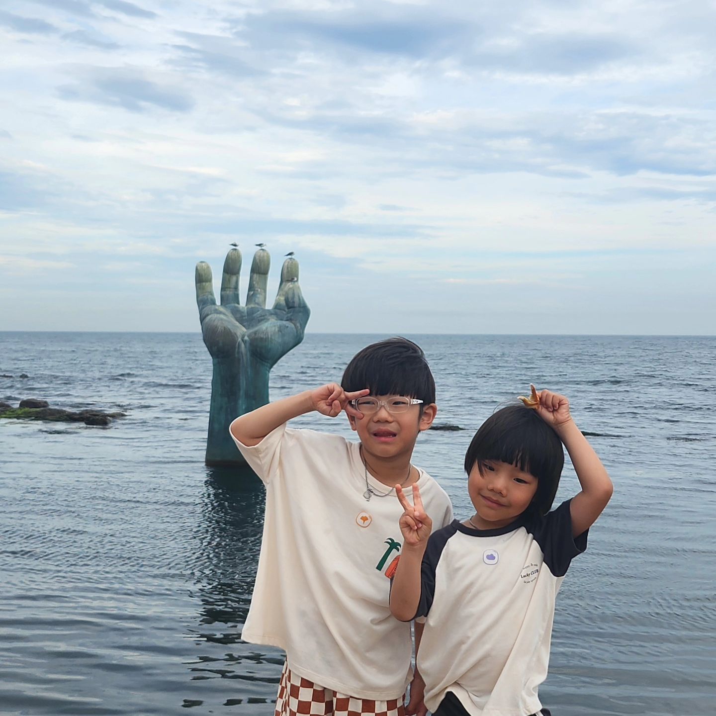 ꕤ 240715 - 240717 ꕤ
마지막날 일정이 제일 빡세네
영덕갔다가 포항으로-
저 유명한 손 난 이제야 봤다!
이날 사진찍는데 재미들린 아드님은
포토존마다 다 찍어달라고 포즈취하심ㅋㅋ
얼굴만한 해바라기도 보고 쭈쭈먹는 냥이가족도 만남🐱

#리리네여행 #강원도여행 #삼척여행 #포항여행
#호미곶 #호미곶해맞이광장 #해바라기밭