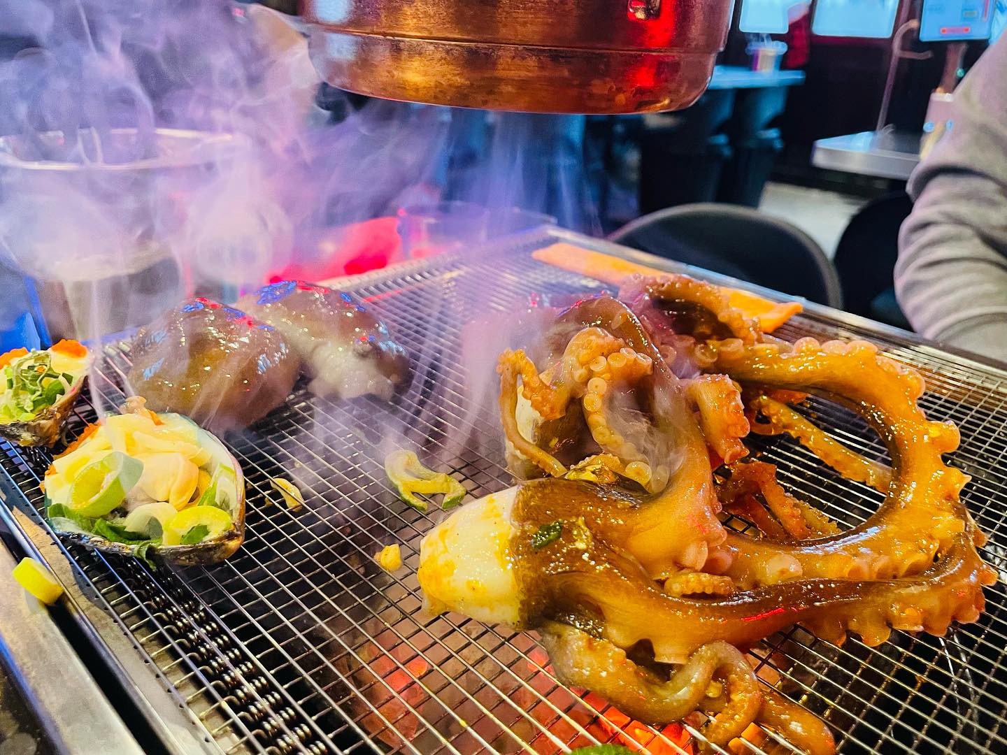 #협찬 🐙조명탄 파주동패점🐙
✔️사장님이 직접 개발해 만든 비법양념소스로
  버무린 살아있는 신선한 산낙지 및 
  각종 메인 재료들을 숯불에 구워 먹을 수 있는 곳
✔️레트로풍 분위기의 인테리어가 돋보임
✔️식후에 쫀드기와 가래떡의 
  주전부리도 함께 구워먹는 재미
✔️영수증 리뷰 이벤트
 - 파인애플샤베트 or 맥주1병(택1)
.
.
😋산낙지가 너무 야들야들하고 버무려져있는 
양념이 진짜 너무 맛있었어요~! 
한 입 먹자마자 행복바이러스 폭발🤍 
사이드로나온 김치칼국수도 깔끔한 맛이라서 
순식간에 호로록 해버리고 저의 최애 주전부리인 
쫀드기와 떡, 꿀호떡으로 입가심까지 
제대로 즐기고 왔어요^^*