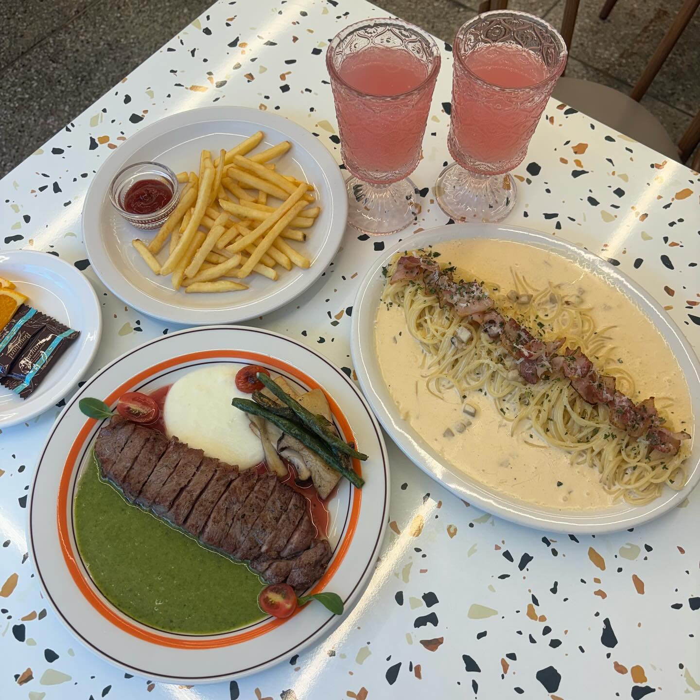 🔸블루웨이브🔸
오픈런 안 하면 웨이팅 있는 앞산 파스타 맛집 블루웨이브를 다녀왔습니다‼️
착한 가격에 퀄리티 좋은 스테이크와 파스타를 먹을 수 있어 앞산 데이트 맛집으로 추천해요☺️ 식전빵, 식전샐러드, 후식, 주차권까지 세심한 부분까지 신경 쓴 느낌이라 좋았고 입맛에 맞게 파스타 맵기 조절이 가능해 더 좋았답니다🥰

➰ 대구 남구 큰골5길 5 1층
➰ 12시~21시(월 휴무/브레이크타임⭕️)
➰ 0507-1388-6444