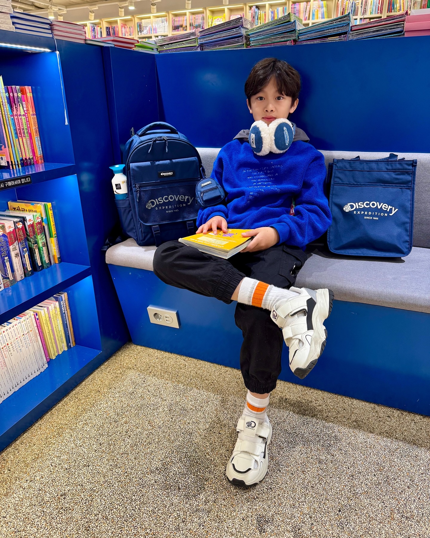 #제품제공 #아들사진 #엄마계정 discoveryexpeditionkids_kr
👉 디스커버리 익스페디션 키즈

.
.
.

✨ 라이크 에어 디스커버러 백팩 ✨

3학년 찬서는 숙제랑 학원책들이 많아서
라이크 에어 디스커버러 경량성 백팩이 좋대요!

편리한 플랩 포켓과 외부 지퍼 포켓으로 수납 공간 
강화 되고 세균번식을 억제하는 항균 안감을 사용해 
가볍고 위생적이며 쾌적한 착용감 굿 👍🏻👍🏻👍🏻

오늘도 등교가방이였는데 수납공간에 책들 
정리하고 책찾기도 굿굿! 🥹🥹

야간에도 후방 자동차의 헤드라이트를 반사하여 
겨울에도 초저녁에 어둠속에서도 걱정 없지요. 

블랙 가방 매던 찬서가 네이비에 빠져버림 💙💙

.
.
.
.
.

#리틀디스커버러#디스커버리키즈책가방 #키즈책가방#초등학생책가방 #저학년책가방 #주니어백팩 #남아책가방 #초등가방#가방꾸미기 #도서관 #서점