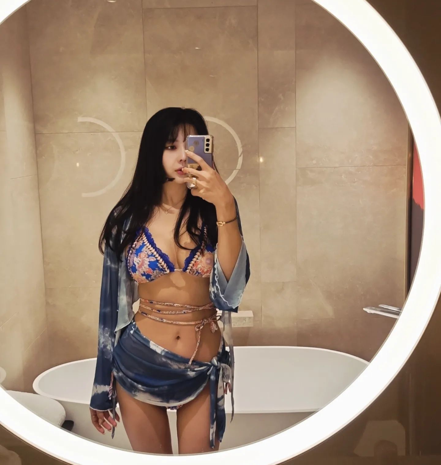 빨, 주, 노, 초, 파, 남, 보

비키니 엄청 챙겨 가면 뭐하냐고
물가를 제대로 못가는데

제주 하얏트랑 신라호텔은 
숙박하면 수영장 프리인데
아난티는 숙박해도 금액발생 수영장 이쁘도 안하던데
히한함

하얏트는 넘나리 추워서 엄두도 못내구
신라호텔은 어덜트 풀이 있어서 넘 좋응
디럭스 카바나 이용했는데
3시간에 20만원(맥주2잔, 치킨, 짬뽕 포함)
쪼마난 쁘띠카바나 이용들하던덴. 난 거긴 추워서 도저히..용기가 안난다

약간ㅋㅋ내가 전체대여해서 노는 느낌❤️

수영복 대여해드릴 수 있음ㅋ
집에 한두시간 입고 안입는 수영복 넘나리 많음🫣

#제주신라호텔 #제주신라호텔수영장 #제주하얏트
#제주도호텔수영장 #호텔수영장 #비키니 #제주짬뽕맛집