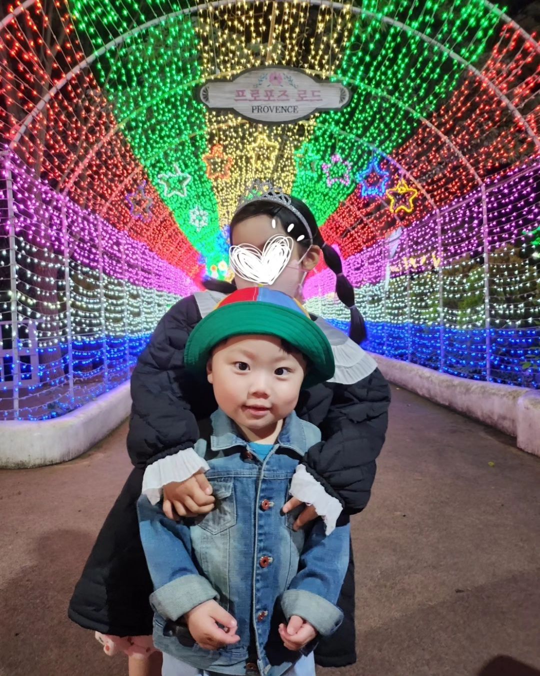 #청도프로방스빛축제🎆

섭이와 환이표정 ㅋㅋㅋ
섭이는 활짝 웃고있고
환이는 무표정.
너무 다른 둘ㅋㅋㅋㅋㅋ

ning3784  #너무힐링이었어❤️