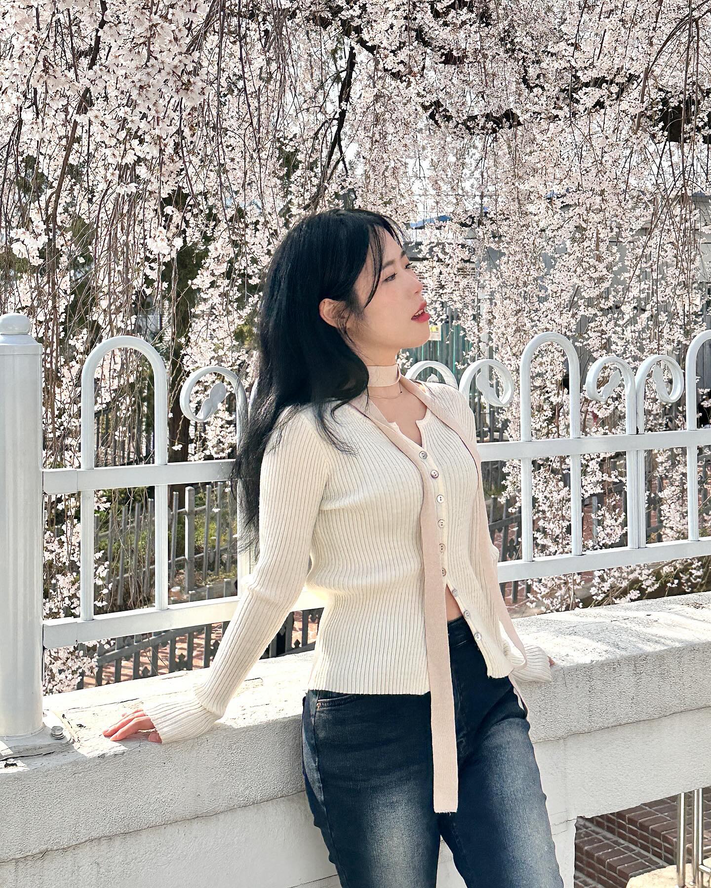 맘에 드는 노래가 없네,, 🌸🧚🏻💗

날이 부쩍 따뜻하다못해 더워지는 요즘,
메이크업에도 그 온기를 담을 수 있는 블러셔에 푹 빠졌는데요

요즘 제일 많이 쓰는 블러셔는 amuse 어뮤즈 립앤치크 헬시밤 + fwee_makeup 퓌 블러리 푸딩팟🍮
어뮤즈 헬시밤은 복숭아 과즙처럼 은은하게 올라와서 조절하기도 쉽고 퓌 푸딩팟은 언제나 색감천재🍑 촉촉한 광이 필요한 날에는 hince_official 힌스 트루 디멘션 밤을 더해주면 반짝반짝✨

#셔터 #셔터브리티 #올리브영 #올리브영셔터 #속광블러셔 #올영추천템 #블러셔 #뷰티팁 #쿨톤 #웜톤메이크업