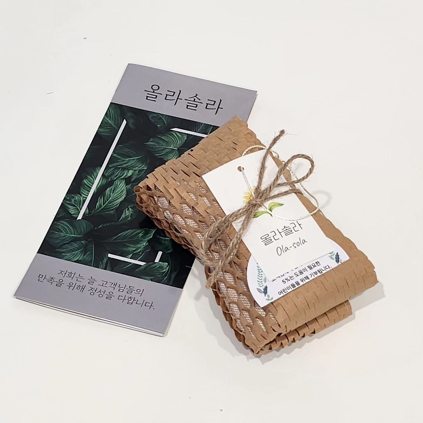 #협찬
여러가지 괄사를 써 봤는데 올라솔라두피괄사만큼 가성비 좋은게 없는거 같아요
손잡이가 있어서 잡기 좋고 쉽게 문지르기 딱이에요
마사지 압이 굉장히 강에서 두피 마사지를 하면 그렇게 시원할수가 없어요
흐르는 물에 씻어낼 수도 있고 깨지지않아서 좋아요
파우치를 증정해주는데요 덕분에 휴대하기에도 좋아요👍🏻

#올라솔라두피괄사 #꾹꾹두피괄사 #두피괄사추천 #시원한두피괄사 #안깨지는괄사 #단단한괄사 #씻을수있는괄사 #피부처짐방지 #두피괄사하는법 #머리괄사추천 #두피괄사효과 #인생템 #진짜시원한두피괄사 #두피괄사하기 #괄사추천