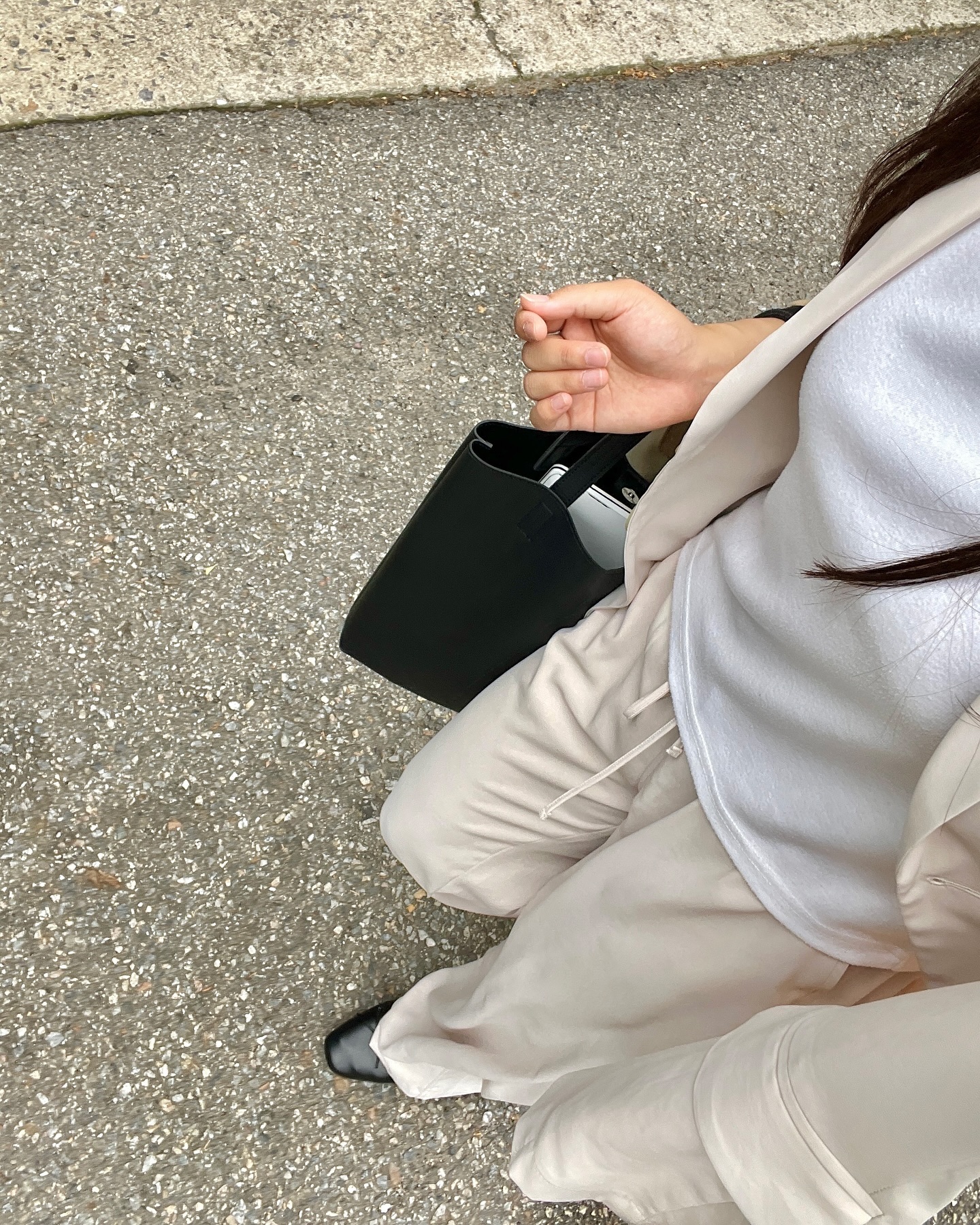 #20240707
인스타는 내게 양날의 검이다.
내게 가장 익숙한 플랫폼이면서도,
어느 순간 이 계정에 무언가를 올리는게 더욱 조심스러워졌다
왜인지 모르겠지만 늘 좋은 모습만을 담아야 할 것 같아서일까
그래서 꽤나 긴 시간 동안 나를 감추었는지도.

오늘은 참 오랜만에, 좀 두서 없지만 그래도 장문의 글을 적어본다.
그냥 그러고 싶어서, 이렇게라도 기록해야만 할 것 같아서 말이다.

#1
아버지의 부탁? 권유로 간만에 함께 예배를 드렸다.
다만 전과 다른 것은 나의 신앙의 첫 발을 뗀 교회가 통합(흡수)되었고, 새로운 곳에서 예배를 드리게 되었다는 것일까
가끔은 어린 내가 이기적인 마음에 무턱대고 떠났던걸까 라는 생각도. 한편으로는 가족과 같은 분들께 종종 죄송한 마음이 든다

#2
그래도 오늘 이 곳에 인도해주셔서, 하루의 시작을 예배로 드렸다.
한 성도분이 헌금특송을 하시는데, 후반부에 호흡을 이어가지 못하셨다. 그러자 온 성도님들이 함께 입을 모아 한 목소리로 찬양을 부르셨다. 그 순간이 왜 괜히 울컥하던지

설교 본문은 출애굽기 36:1-7
목사님께서 말씀하시길, 하나님은 하나님의 일을 아무에게나 맡기시지 않는다고 하셨다.
지명하여 부르신 사람을 통해. 하나님의 영이 충만한 사람에게.

임원 임기를 지낸지 벌써 2분의 3이 되어간다.
나는 뭘까. 지금의 내게 하나님의 영이 충만한가
다시 섬기길 결단할 당시에는 분명히 그랬는데.
어느샌가. 나도 모르게, 나는 또 모든 걸 내 힘으로 하려 하고 있었다는걸 깨닫게 하시는 듯 했다.

#3
끝까지 주만 따라가리, 끝까지 주만 예배하리
찬양의 가사가 마음을 헤집어놓았다.
내가 무슨 자격으로 이 고백을 하고 있나?
지금 이렇게 연약한 내가 이 많은 성도님들 앞에서 대표로 기도를 할 자격이 되나?

온 몸이 떨리는 듯 했다. 손이 떨리고, 목소리가 떨렸다.
기도를 마치고 내려와서 깨달았다. 그냥 그 앞에 서서 그런게 아니란걸.
하나님 앞에 선 내 자신이 부끄러워서, 그래서 그랬다는걸.

#4
몇개월 간의 정체된 듯한 느낌을 부정했다.
힘들지 않다고, 이만하면 괜찮다고.

“신앙의 침체는 누구에게나 온다.”
이 말씀을 계속 곱씹은 뒤에야 알았다.
지난 수개월간, 약한 모습을 보이기 싫어서 혼자 발버둥치고 있었다는 것을.
괜찮다고, 그냥 늘 한번씩 있는 일이라고. 그냥 지나갈거라고 생각했나보다
또 교만했다. 잘 할 수 있다고. 잘 해보겠노라고.

#5
수개월의 씨름 끝에 어제 다시 다짐한 것이 있었다.
하나님과 다시 더 가까워지겠노라고. 그것을 최우선으로 두겠노라고.

그리고 오늘, 비로소 다시 깨어졌다.
내가 원하는 것들, 걱정하는 것들을 뒤로 하고 하나님을 먼저 바라보겠노라고.
어렵겠지만 해보겠노라고. 그 힘을 하나님께 구한다고.

#outro
나의 연악함을 인정하고, 다시 힘을 내길 결단하는 글.
여태 힘을 내어 주변을 돌보지 못했던 연약한 저를 긍휼히 여겨주소서.
그리고 염치 없지만 함께 기도해주시길,

힘을 내자. 다시 힘을 내자.
기억하자. 하나님의 열심, 나의 광야, 미드바르