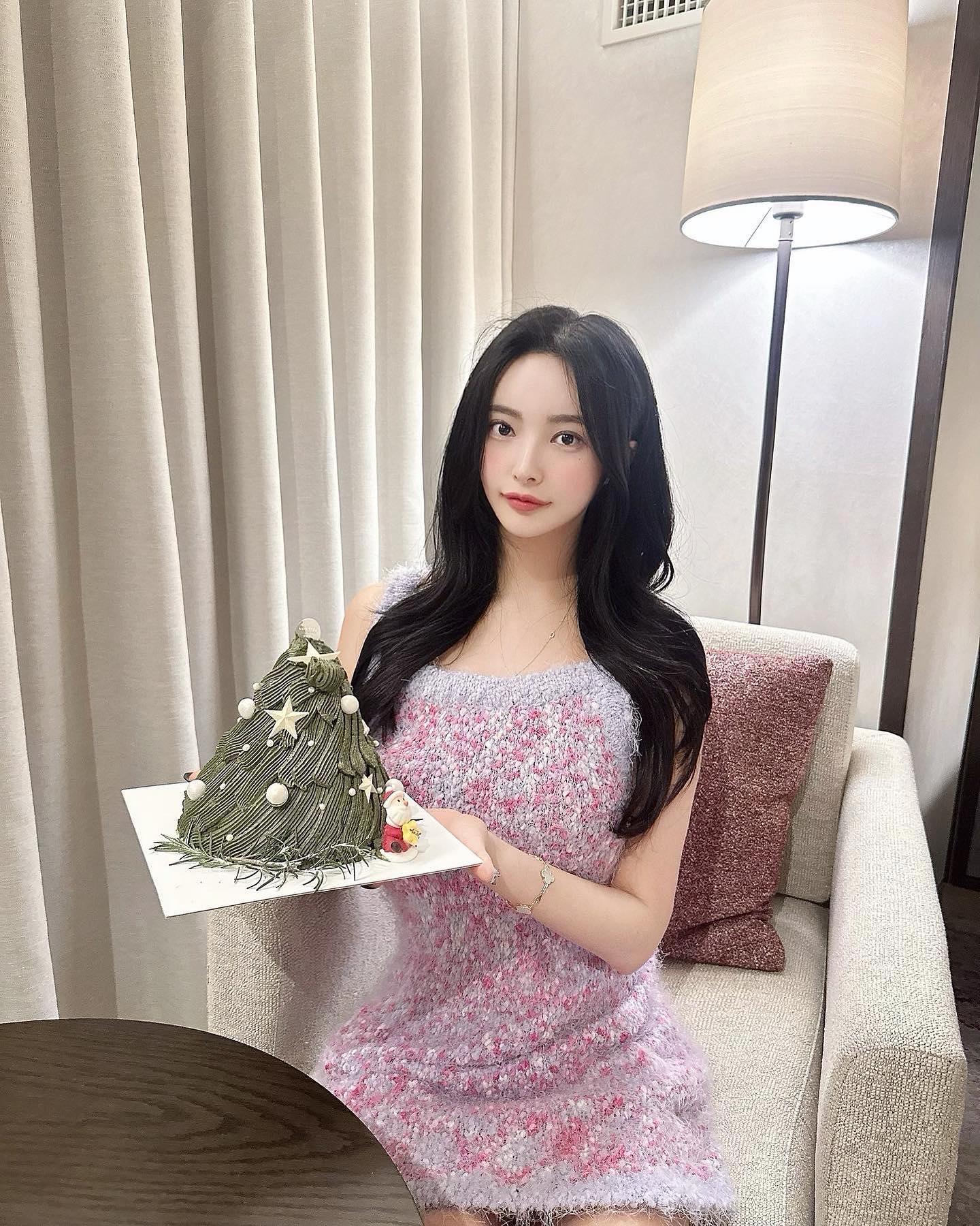 🎄🩷🎀🧸🎂🍬🍒
케이크가 뽀가졌어 🚰 ·̫🚰 
벌써 일년 끝 (ᗒᗣᗕ)՞