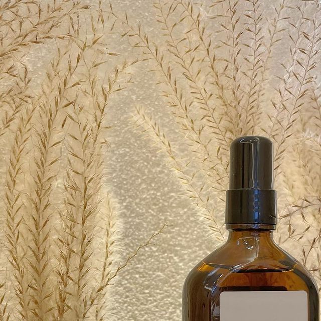 김소명 on Instagram: "#제품제공 요즘 머릿결 관리에 빠짐없이 쓰고있는 퍼퓸헤어오일이에요 ◡̈ 머리숱은 많고 모발이 얇은편이라 평소에도 잘 엉키는편인데 예전에 비해 머릿결