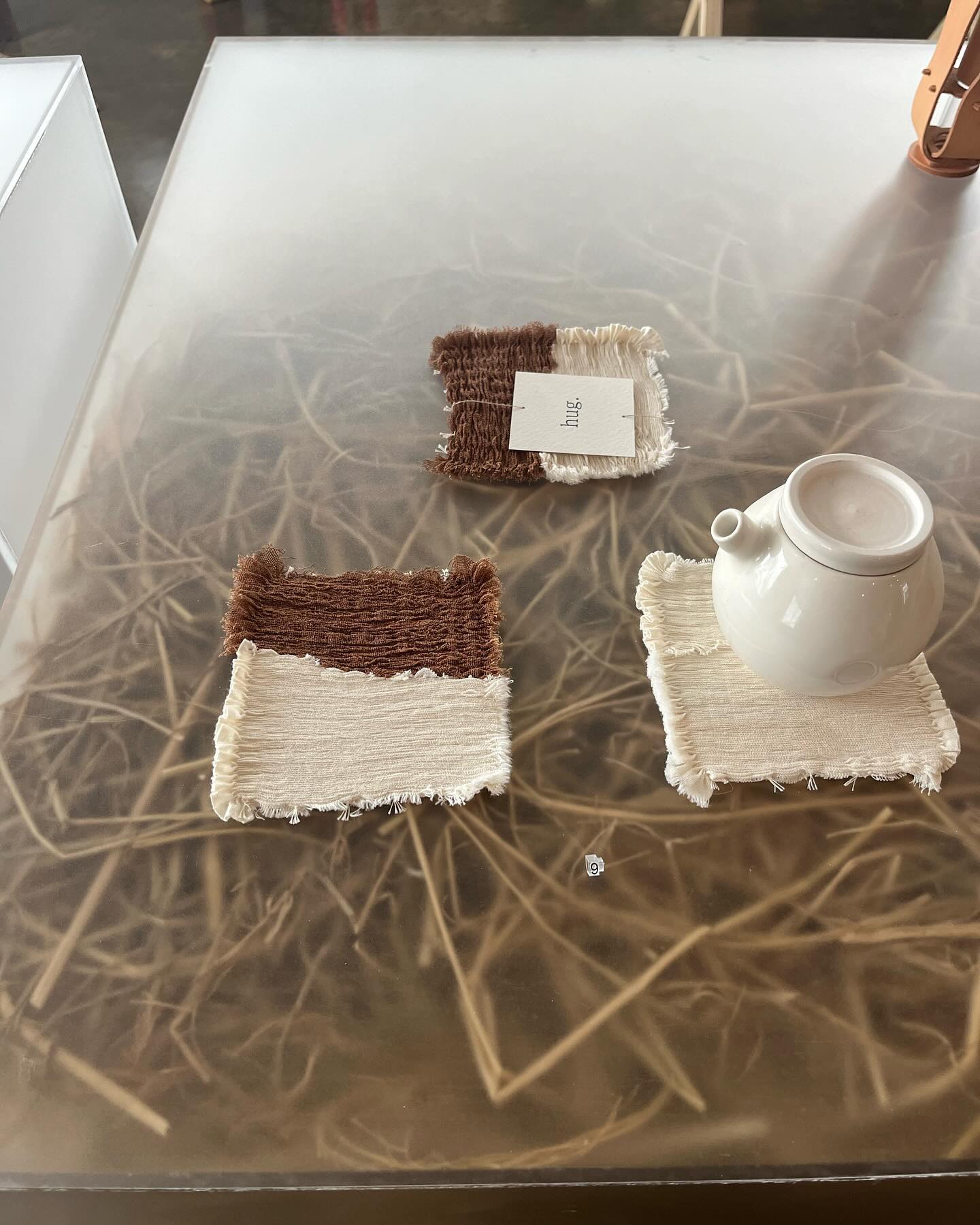 제주공항근처 소품샵 오보에입니다 ! 흔하지 않은 소품들이 멋있게 진열되어 있어요 식물, 식기, 가죽, 향 등 다양한 제품들이 있어 구경하는 재미가 있답니다 🪴 저는 디퓨저 향이 너무 좋더라구요 가신다면 꼭 맡아보시길 ... 💭

📍제주, 오보에

🏷️ #fav제주