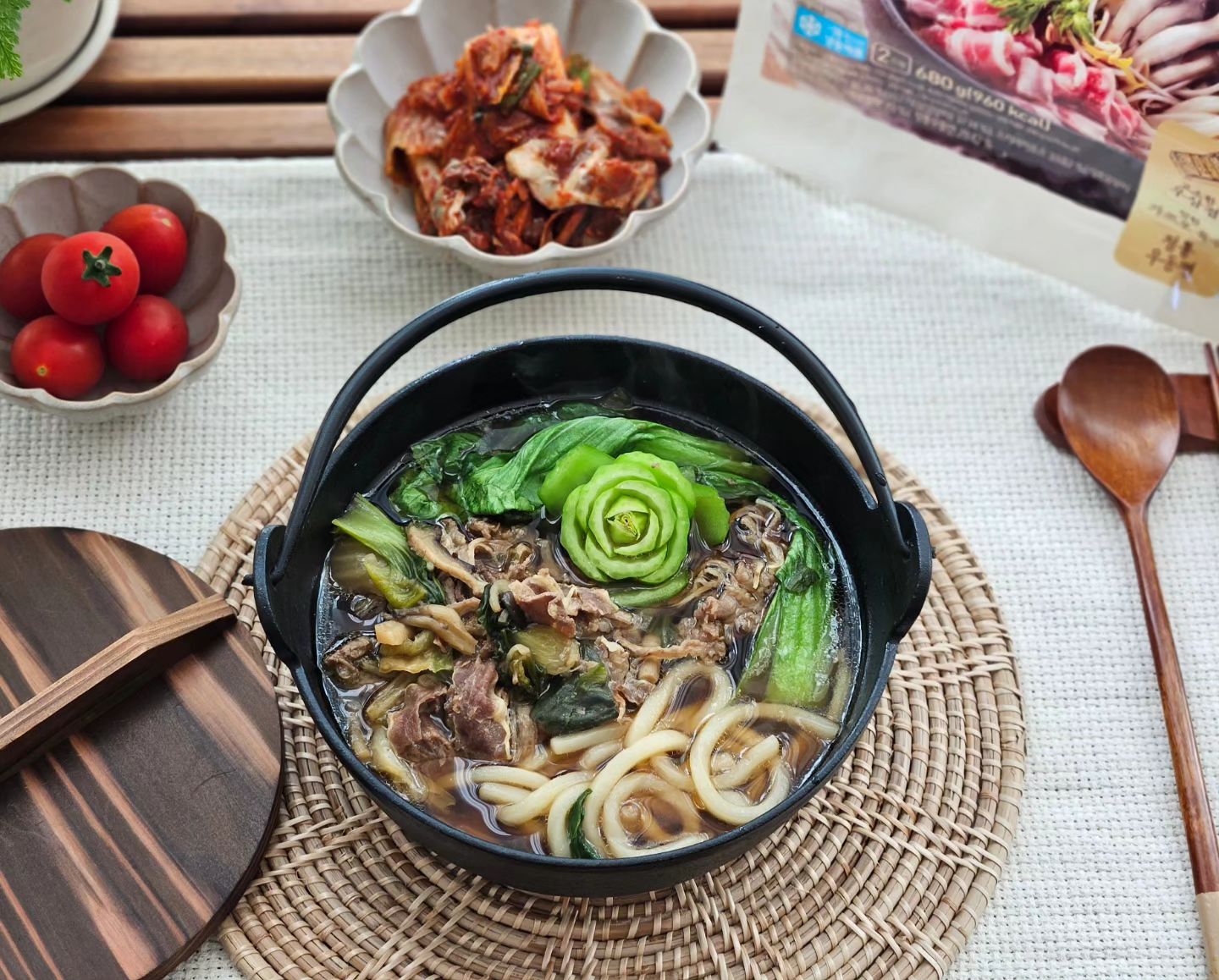 #협찬 #청정원호밍스 #우삼겹스키야키
날씨가 쌀쌀해지니 따끈한 국물요리가 생각나요

우삼겹 스키야키 밀키트 해동없이 10분만에
뚝딱 조리가 가능해서 밥하기 귀찮을 때
온가족 저녁 메뉴로 먹기 좋답니다

고소한 우삼겹과 가쓰오육수가 어우러진 
일본 관동식 전골요리인데요
청경채, 배추, 숙주, 느타리, 표고버섯이
들어 있어 따로 부재료 준비할 필요가 없어요

사진 찍고 먹느라 우동이 퍼졌으면 어쩌나
걱정했는데 시간이 좀 지체 됐는데도
우동면발 탱글탱글 식감과 맛이 좋더라구요

가정간편식 브랜드 청정원에서 만들어 
믿고 먹을 수 있어요👍

청정원 호밍스 우삼겹 스키야키는
가까운 롯데마트에서 만나보실 수 있어요🤗

chungjungone chungjungone_life

#호밍스 #호밍스가맛있더라 #호밍스신제품
#소고기전골 #전골요리 #스키야키 #먹팔
#저녁메뉴추천 #밀키트추천 #밀키트전골
#미니앙쥬_푸드 #미니앙쥬 #푸드스타그램