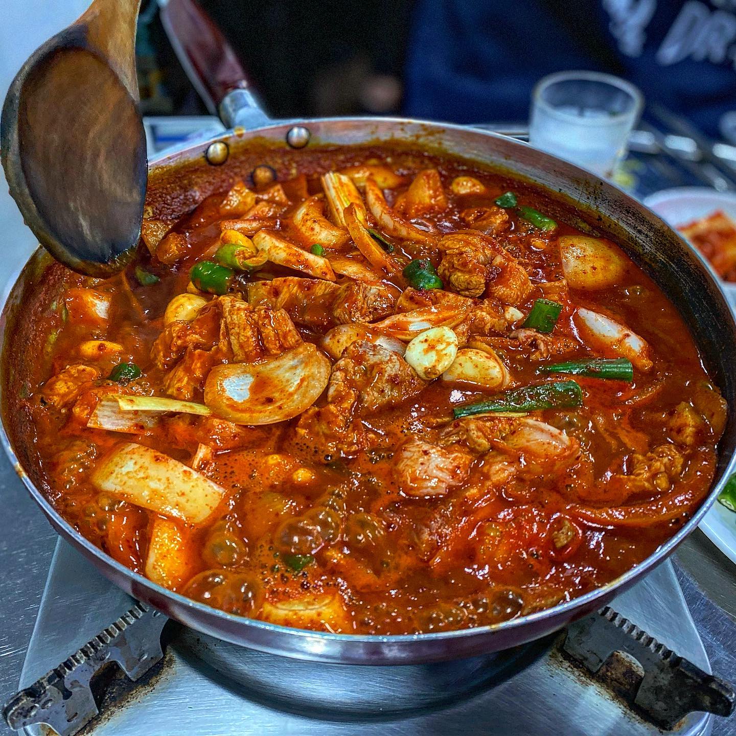 🚨🚨🚨쿨타임 찼다!!!!!!🚨🚨🚨 🤩🤩🤩알코올 주입 시작 🤩🤩🤩 이곳은 만수동에 위치한 #미녀와 야수 돼지랑 찌개랑입니다🐷🐷 인천 알코올 러버들의 성지 노포 갬성에서 술 좀 먹어봤다 하면 다 아는 이곳!! 😝😝😝😝  1997년에 개업해 지금까지 한 곳에서 장사를 쭉 이어오시며 분점 또한 점점 생겨나고 있지만!! 본점만 찾고, 고집하는 덴 이유가 있습니다!  신선한 생고기만을 취급하시며 요리한다고 하시네요!   저는 오늘 이곳에 핫한 시그니처 메뉴인 삼겹 주물럭을 먹었는데요!🤤🤤🤤 일반 주물럭보다는 국물이 좀 많고 약간 두루치기나 짜글이 같다고 생각하시면 될 거 같아요!!! 통마늘이 다 익을 때쯤 쌈을 준비해 갓김치에 생마늘, 양파 쌈장에 찍어 다 익은 생삼겹 한 점을 탁 올려 쌈 싸 먹으면 한 잔이 절로 생각나는 한 쌈 완 성!🐷🐷 밥 한 공기 시켜 자잘 자잘 끓는 국물에 한 숟가락에 공기밥 쓱싹쓱싹 통마늘 한 개와 파 삼겹을 올려 먹는 건 약속 아닌 국룰이죠👍👍👍🙂
마지막은 라면 사리를 시켜 남은 국물에 비벼 먹으면 화룡정점 끝!!🐷🐷🐷🐷  화려하진 않지만 어머니가 해주신 따뜻한 집밥의 느낌으로, 가족. 친구. 직장동료 등 모두 함께 찾아주실 수 있는 편안한 공간을 제공해 드리겠습니다.라는 사장님의 소신에 걸맞은 거짓 없는 가게인 것 같습니다 오래되고 잘 되는덴 이유가 있겠죠??!!🤩🤩🤩 꼭 한번 방문해 보시길 추천드립니다!!!⭐️⭐️⭐️⭐️⭐️⭐️⭐️⭐️⭐️⭐️

💲생삼겹 주물럭 14,000
  생삼겹살 14,000
  생목살 14,000
  생항정살 16,000
  소막창 16,000
  돼지고추장찌개 (소)17,000
 (중)28,000
 (대)36,000
  돼지김치찌개 (소)17,000
 (중)28,000
 (대)36,000

🔎 인천 남동구 하촌로 59
✔️ 032-467-9206
✔️매일 16:00~24:00
(매달 1,3번째 일요일 정기 휴무)

-
#내돈내산 #내돈내산후기 #만수동맛집 #만수동술집 #만수동노포맛집 #노포맛집 #노포식당 #노포스타그램 #맛집추천 #인천맛집 #만수동미녀와야수 #돼지주물럭맛집 #짜글이맛집 #두루치기맛집 #먹스타그램🍴 #먹스타소통 #먹스타그램맞팔 #먹스타맞팔환영 #소통해요 #맛집공유환영 #댓글좋아요 #먹스타그램꿈나무 #저녁메뉴 #한잔해한잔해한잔해🎶 #술스타그램🍻 #먹스타소통환영 #다이어트는내일부터 #팔로우환영💕 #팔로우하면맞팔