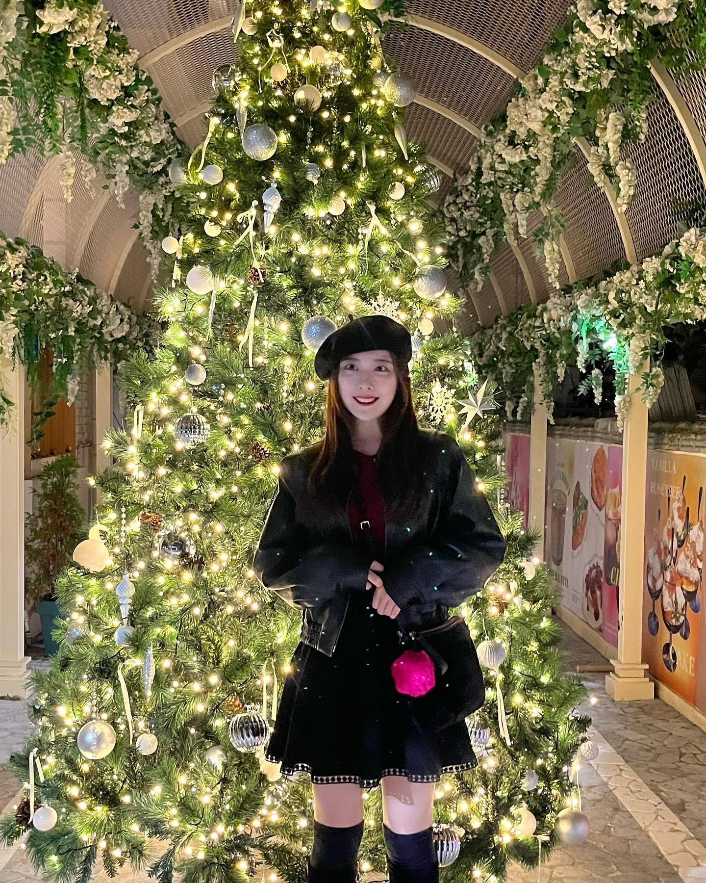 🎄벌써 크리스마스🎄
달달구리 좋아하는 쏨언니랑🫶🏻
먹는것만 잘하고.. 찍고 자르는건 그냥 웃기기만 한 언니랑 나..🥲
앤티크 커피 여름에도 너무 예뻤는데 겨울에도 너무 아름다워서 동화속 세상 같았어요🥰
대형트리도 너무 예쁘구..💚🎄
디저트랑 음료도 눈돌아갈 정도로 너무 예쁘고 맛있다구요!🤍
분위기와 맛 둘 다 잡으려면 잠실카페는 무조건 앤티크 카페로🍰☕️

앤티크커피 #앤티크커피잠실점 #크리스마스 #크리스마스트리 #송리단길카페 #잠실카페 #석촌호수카페
