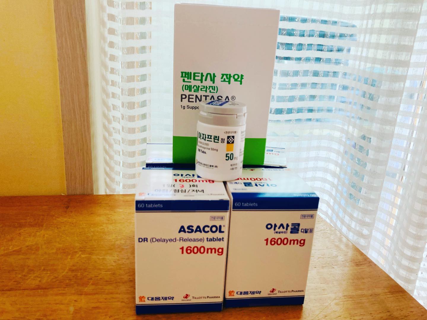 #궤양성대장염일기

- 자가면역질환 10년차, 그동안의 기록을 남겨보면 관해기때는 아사콜, 펜타사좌약, 활동기때는 스테로이드로 증상을 잡았다

- 그런데 올해들어 스테로이드로 증상을 잡으면 1-2달뒤 다시 혈변이 시작되더니 어느순간부터는 스테로이드 테이퍼링하는 과정에서 다시 혈변이 시작되기를 반복하자 원장님께서는 다음단계로 넘어가야 할것같다고 이야기하셨다.

- 그리하야 면역억제제 아자프린을 최소용량에서 서서히 늘려가며 내 몸무게비례 최대용량까지 먹기 시작했는데 부작용이 나오기 시작했다. 엄청난 속 미식거림으로 잘 먹지를 못하니 편두통까지 오는데 아주 긔냥 죽을맛😱

- 결국 다시 용량을 낮춰는데 부작용은 사라졌으나 원장님말로는 활동기가 다시 올수도 있으니 혈변이 일주일이상 지속되면 병원으로 오라고 하셨다.

- 다행히 아직까진 별 반응이 없는데 이대로 관해기 쭈욱 가자가자가자고! 

#지친다정말 
#그래도버텨보자👊 
#완치약나올때까지
#버티는자가이긴다