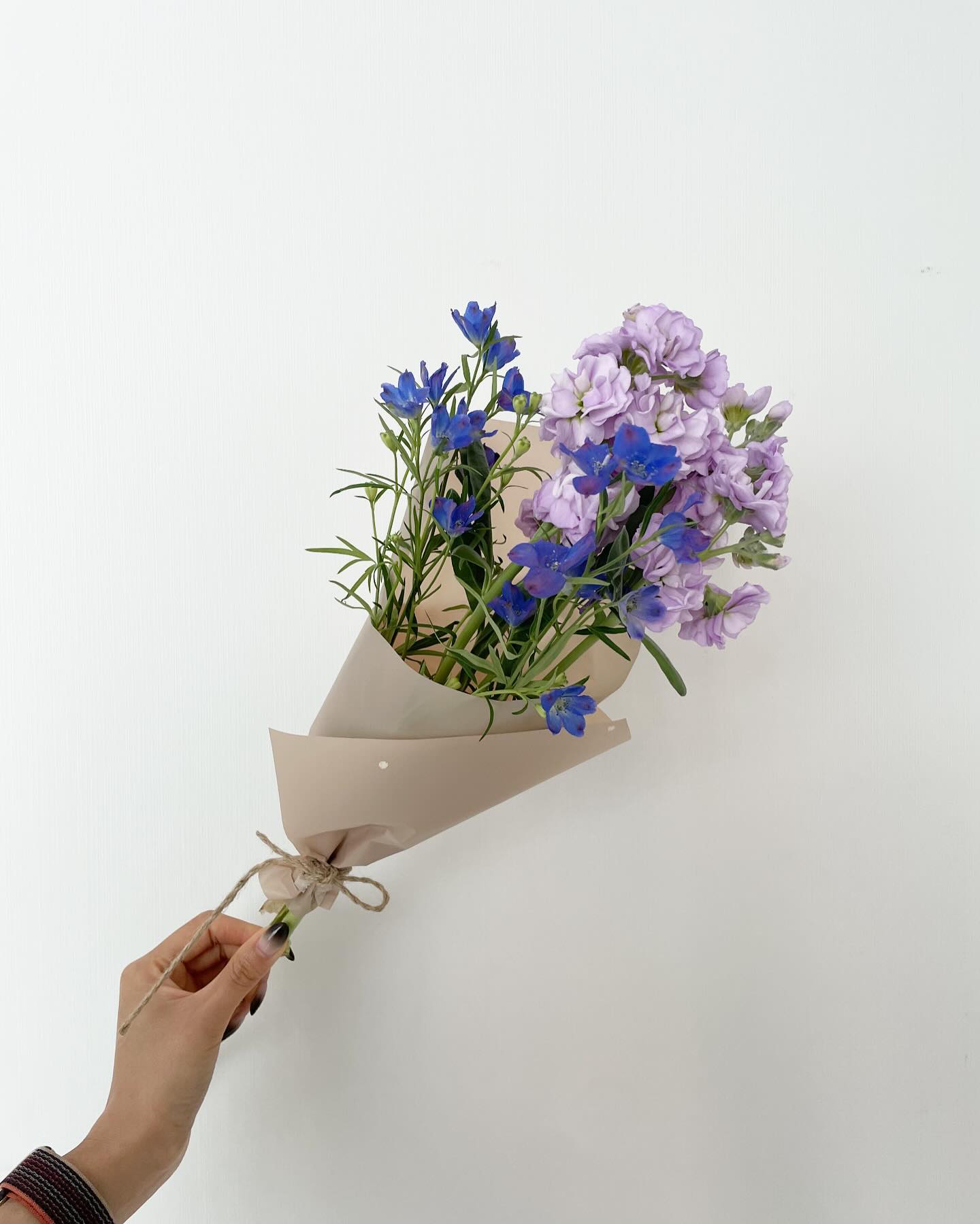 #꽃모닝

앞집언니가 커피도 사주고~ 꽃도 사줘서
쏘 해삐한 월요일 보내는중..🥰

#월요병 #그런거없음 #이웃사촌❤️ 
#미세먼지 #없는날 #기분좋게 #하루보내는중