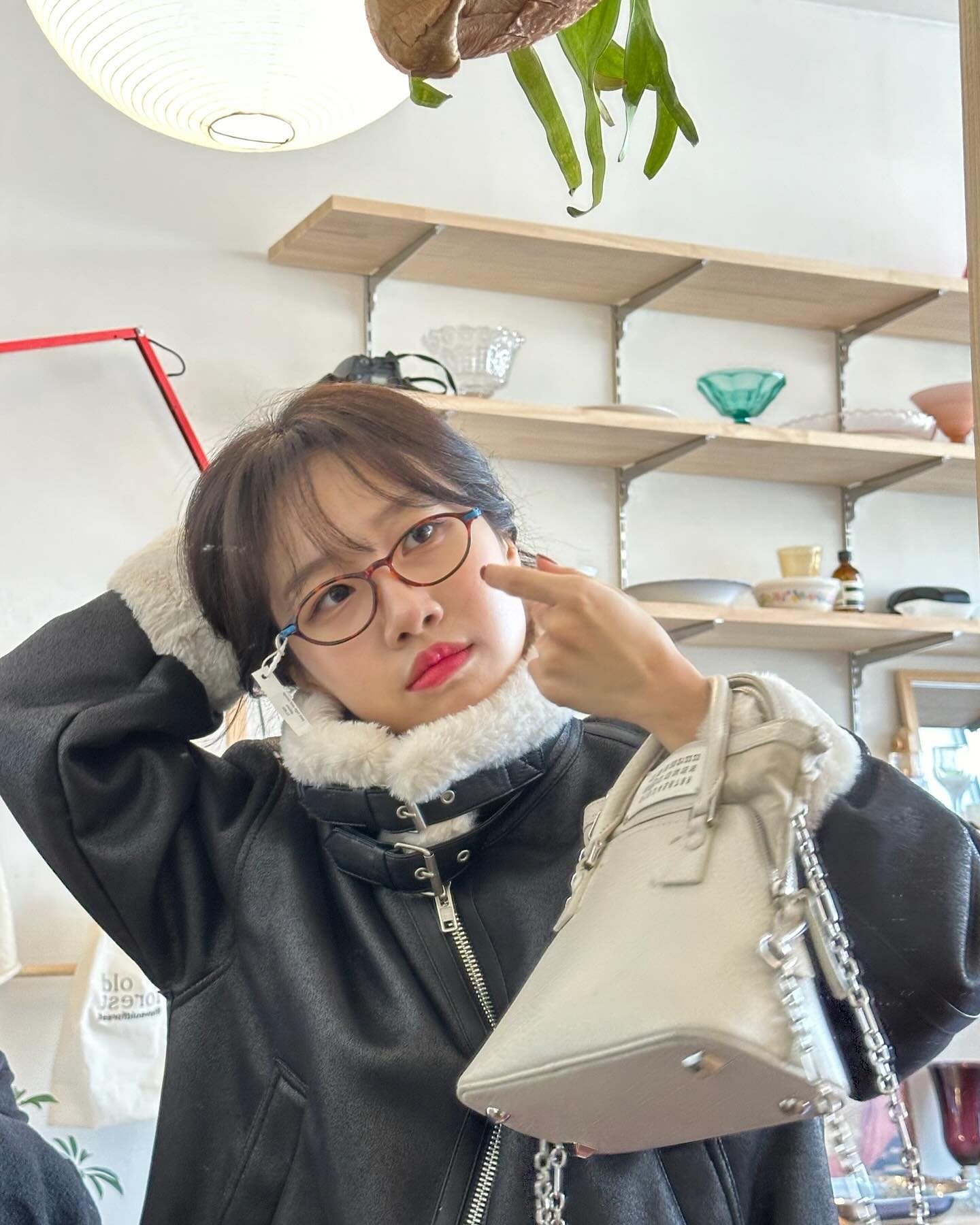 비가 오네요 ㅠ ㅠ ☔️ 이번주에 꾸꾸꾸로 출근하려고 맘먹었는데 그냥 대충 나와버렸어요🫠 

요즘 긱시크룩 유행이라 옛스러운 안경아이템이 인기가 많더라구요🥸👓 그래서 그런지 안경을 사모으고 있어요💸 요즘 가장 돈 많이 쓰는 아이템 있으신가용 ?

🏷️ glasses : loveoldforest 
🏷️ mustang : musinsa.official 
🏷️ bag : maisonmargiela