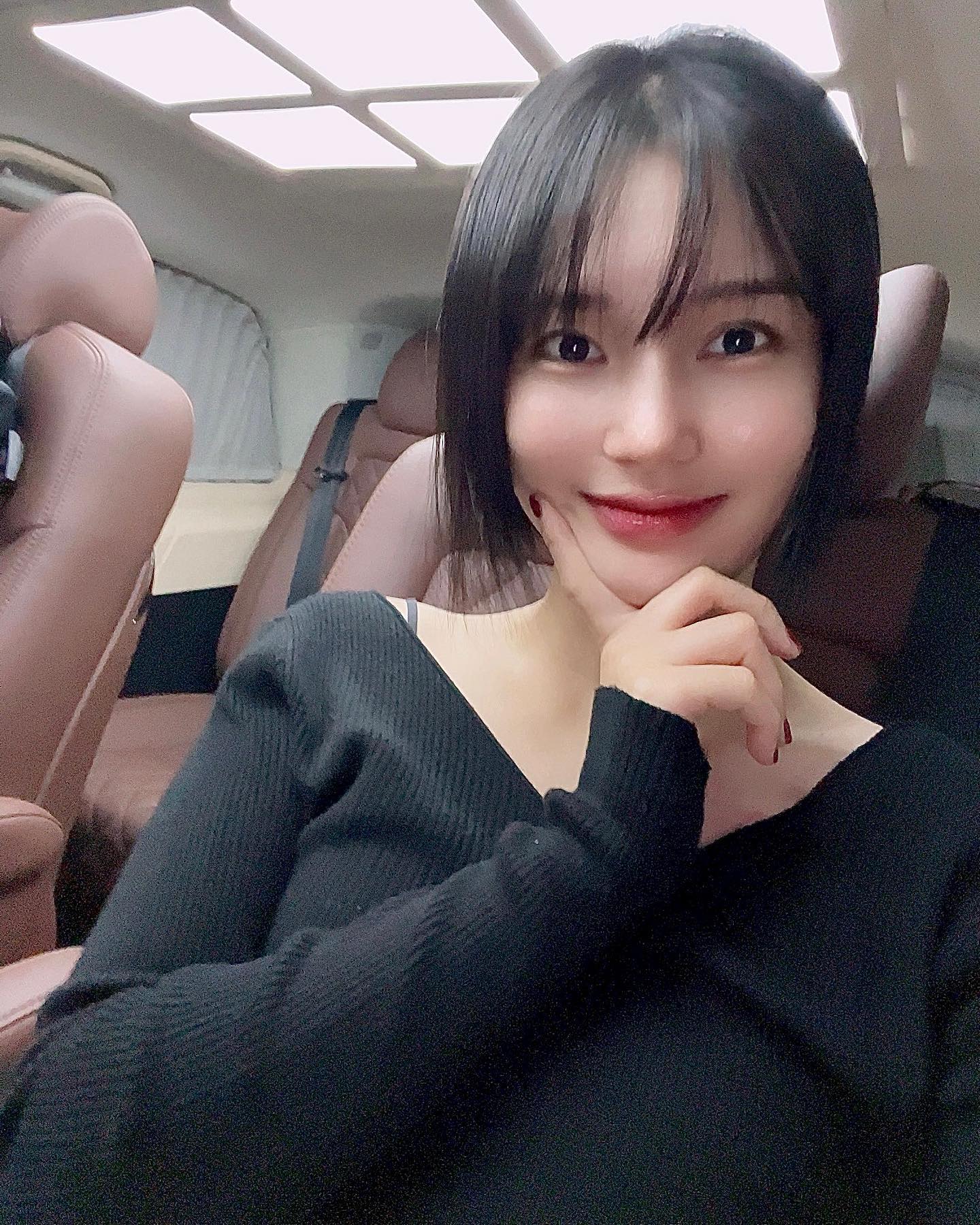 #협찬

스틸라에서 나온 신상 헤븐스 듀 젤 립오일
9월20일에 출시된 거 아시죠?

입술 위에 토핑하는 글리터 립 오일로 
스틸라만의 글리터 펄이 젤 베이스와 믹스되어 
영롱한 유리알 광택 립 연출해주는 립오일이에요.

자연스러운 립 플럼핑되는 제품으로
한 번의 터치로 자연스러운 플럼핑 효과가 있어요!

하이브리드 젤 텍스쳐가 바르는 순간 오일로 
변해 수분과 영양을 공급하여 각질 없이 촉촉하고탱탱한 입술로 만들어준답니다😘

저는 매트 립스틱과 함께 사용해서 컬러감있게,
촉촉하게 사용했어요!

✔ 수퍼노바 
투명 젤 베이스에 오묘한 홀로그램 펄 
✔ 키튼 코멧 
샴페인 젤 베이스에 차르르한 골드&실버 펄, 키튼 코멧

___________________________________

#협찬 #스틸라 #스틸라립오일 #헤븐스듀젤립오일 
#글리터립 #립오일추천 #립플럼퍼 #광고 #제품제공
#제품협찬  #뷰티스타그램 #홍보#뷰티모델 ...