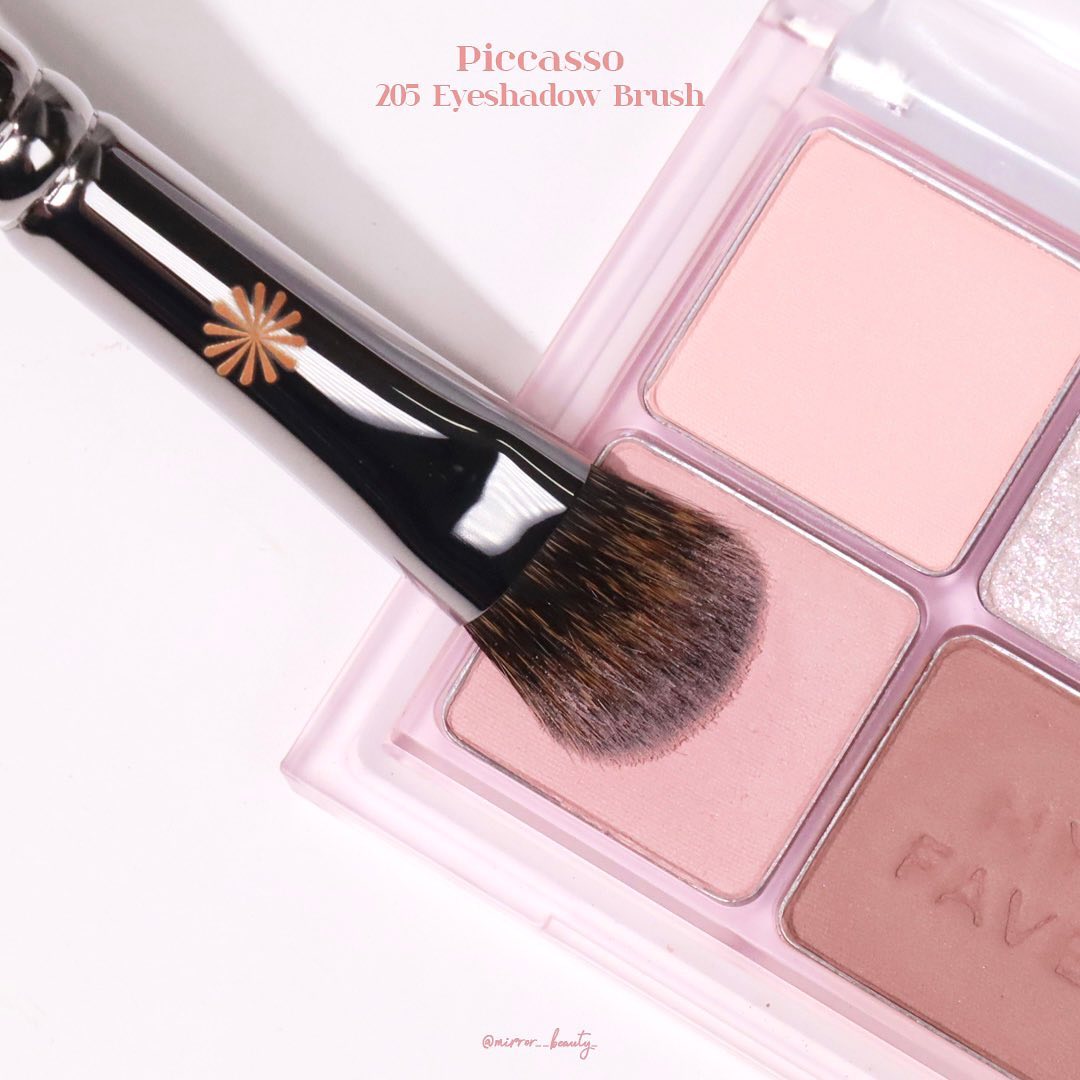 piccasso_official  #제품제공 

베이스 바르기 좋은 #피카소 205 아이섀도우 브러쉬✍️

가루날림 적게 부드러운 모가 넓게 베이스 발라주기 좋은
브러쉬에요! 눈, 미간등 좁은 부위에 파우더 발라주기에도 좋더라구요 😆👀🤍

베이스 브러쉬 찾으셨던 분들께 강추드려요 ✨👀

-
-

#피카소 #피카소브러쉬 #아이섀도우 #아이섀도우브러쉬 #브러쉬추천 #브러쉬