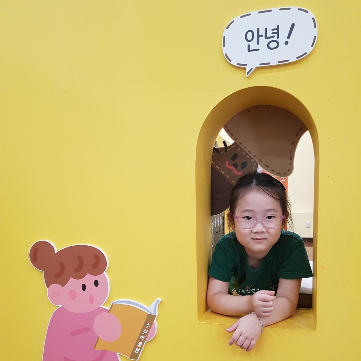 소정이의 즐거운 어린이집 생활🎶
이유는 전혀 알 수 없지만 여전히 어린이집 인기 넘버원인 소정이
어린이집에서 친구들을 너무나 잘 챙겨준다는 소정이

나: 네?? 소정이가요??

집과 밖 생활을 완전히 딴판으로 지내고 있는 두얼굴의 어린이..ㅎ 그리고 이제 글씨를 좀 쓸줄 아는게 생겨서 끄적끄적 가족들 이름도 쓰고 아빠생신에 편지도 쓰고ㅎㅎ

소정이가 쓴거보고 글씨 예쁘게 잘쓴다했더니 나보다 더욱 동생팔불출인 하선이는 소정이가 앤이랑 엔도 쓸줄 안다며 소정이 글씨 연습한거 가져와서는 엄청 잘쓰지않았냐며 대리자랑(?)하고.. 그렇게 자랑스러워할거면 평소에 싸우지말아줄래..🥲
아무튼 요즘 그렇게 지지고 볶아가며 그런 생활을 이어가는중🙄

#딸맘 #자매맘 #초등맘 #일상기록