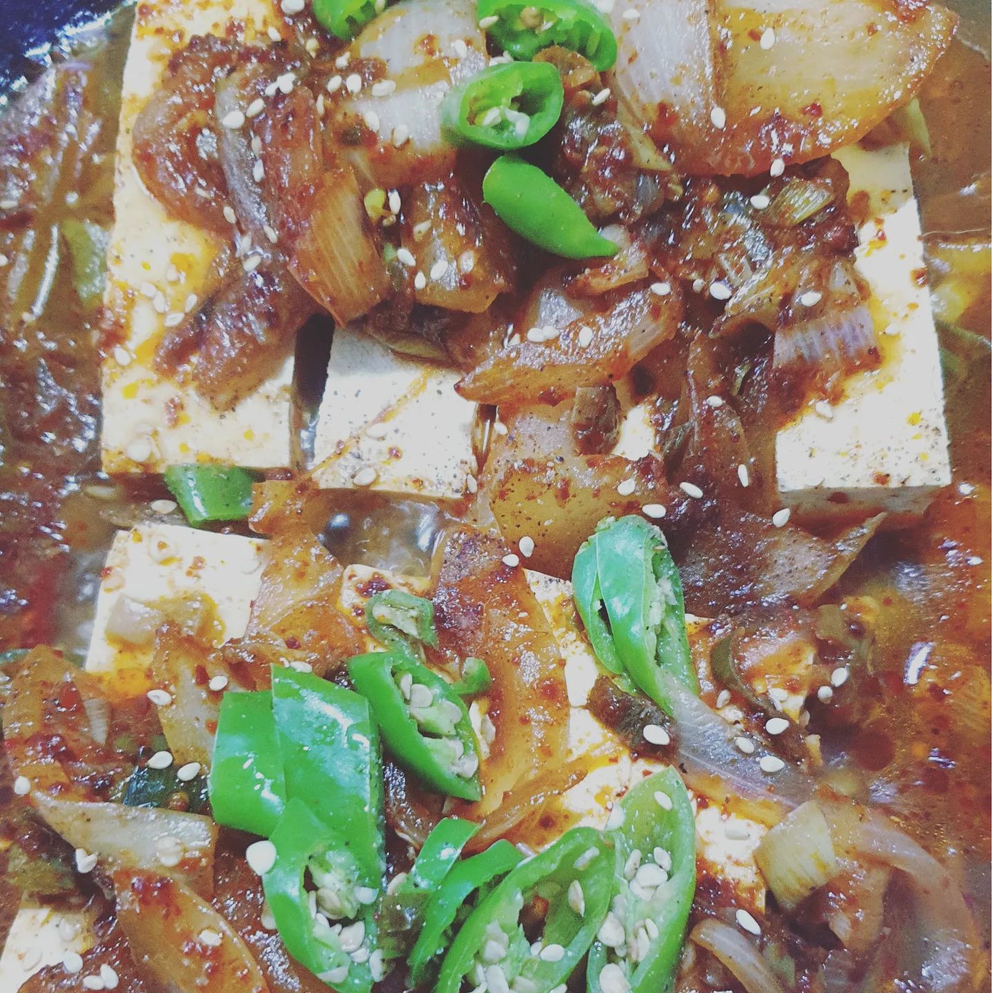 오랜만에 올리는 피드.
얼마만에 올리는건지 요리로 딱!

어제 8시30분 편스토랑을 집중적으로 보게 되었어요.
​
우리 신랑이 두부를 무지 좋아라하는데 한동안 두부요리를 잘 안해줘서 이번에 해주자 싶더라구요.
그래서 편스토랑을 보았죠.
​
류수영님 어남선생의 두부조림!
기존 두부조림은 두부를 먼저 굽고 하는거였는데
어남선생의 두부조림은 사뭇다르게 출발했어요.
​
두부1모를 먼저 물버리고 키친타월로 수분기를 제거하고나서 8등분 가지런하게 자르고나서
​
양파와대파를 채썰고 어슷썰고 강불에 2~3분정도
카라멜라이징해주는거에요.
좀 거뭇해지고 노르스름해져야 더 맛있어지는 사실!
​
그리고나서 기름을둘러주고 열심히 볶아주다가 설탕과 다진마늘도 넣고 또 볶아주고나서 어느정도 볶아졌다싶으면 불을꺼주고 한곳으로 몰아서 간장과 굴소스를 잔열에 끓어오르게두고 양파와대파볶은거위에 고추가루를 넣어요.
​
합쳐서 또 재빠르게 고추가루 타지않게 볶아요.
열심히볶고나서 두부를 깔고 볶은건 두부위에 안착.
그 후에 물을 부어요.
​
처음에는 강불로 팔팔끓어오르게하고 후추좀뿌리고나서 약불과의싸움 10분을 해주고
위에 고명은 청량고추 팍팍. 저는 홍고추가없어서 대신했네요.
​
들어는봤나? 어남선생표 두부조림!
오늘 점심 우리신랑 흰밥과먹을 주연급 반찬 완성!
​
저는 류수영님처럼 비쥬얼은 안 나왔지만 맛은 보장이에요^^

#어남선생레시피
#류수영레시피 
#편스토랑레시피 
#편스토랑 
#두부조림레시피 
#두부조림 

funstaurant_kbs suyoung_ryu ​