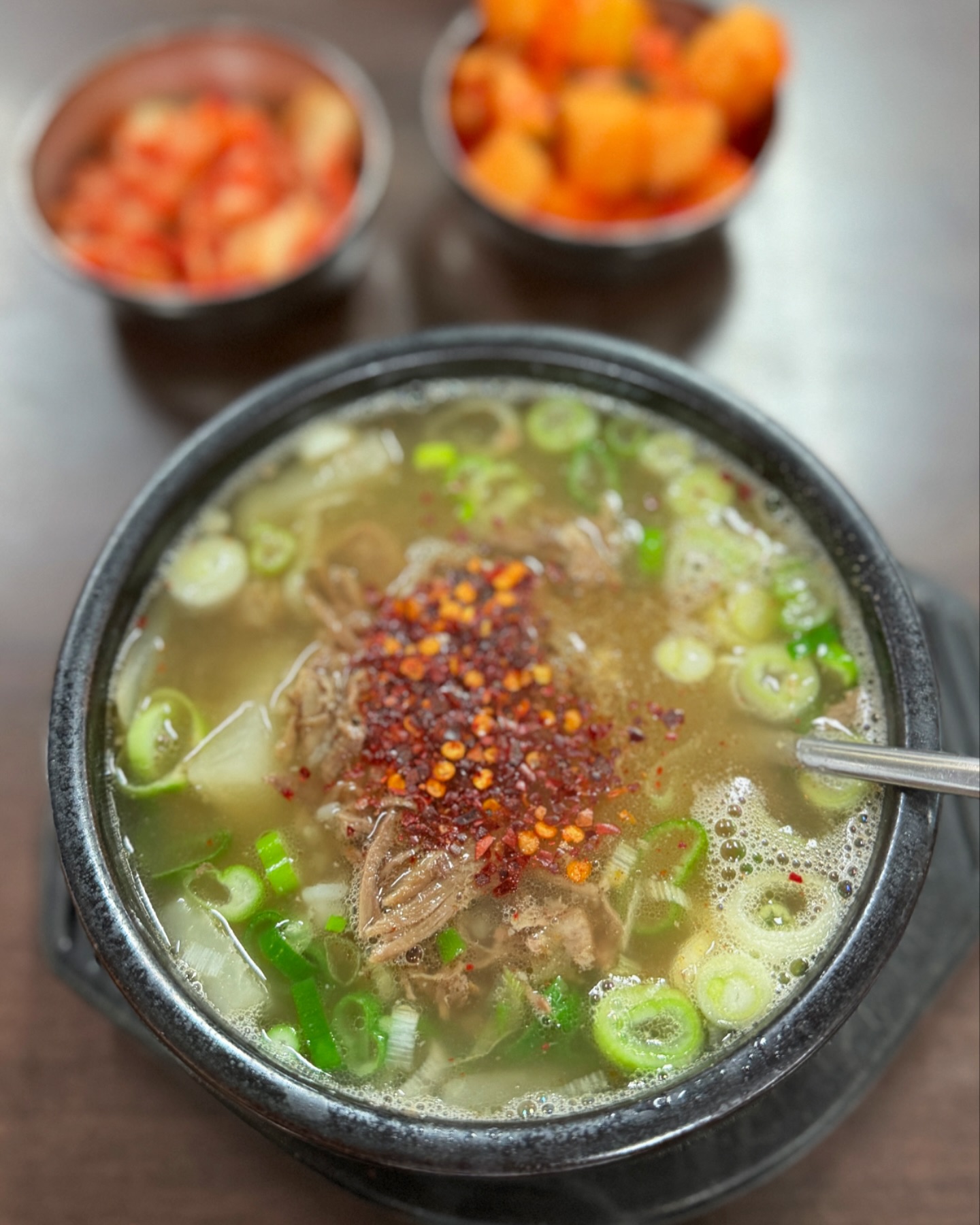 #태평소국밥

대전은 두루치기만 파는줄 알았더니
테평소국밥 24시간인데 저녁에도 아침에도 점심에도 계속
웨이팅 😳
다행히 회전이 빨라 오래 기다리진 않아 좋고
음식도 바로나와 좋고 
자극적이지 않고 아이와도 함께
먹을수 있어서 좋다😋
고기가 한가득이라 더 좋지🙆🏻‍♀️

#대전맛집 #국밥맛집