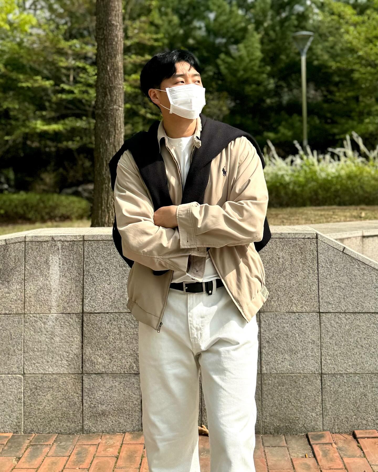 #협찬 #브레노웰트 #수제화 #더비슈즈 

brenowelt 브레노월트 브랜드의
자이언트 비브람 더비슈즈 착용해 보았어요.😀

트렌디한 덕쉐입에 비브람 창을 탑재해서
내구성과 접지력도 높인 남자구두 입니다.👏

소가죽이라 신을 수록 발에 꼭 맞게 에이징되고
자연스럽게 잡히는 주름이 매력적이에요.👍

결혼식 시즌이라 자주 손이 갈 것 같습니다.😁

#남자구두 #남자구두추천 #수제화브랜드 
#수제화추천 #더비슈즈코디 #남자구두코디 
#구두추천 #구두코디 #수제화구두 #더비