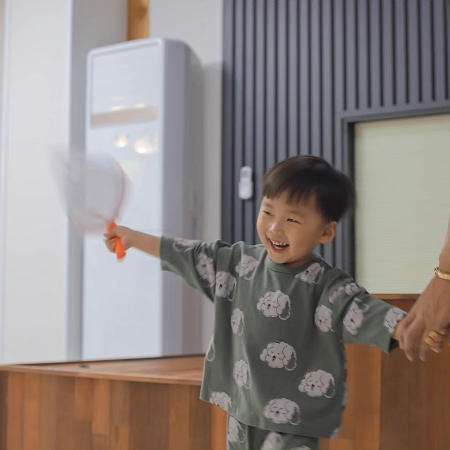 #ad
요즘 두아이  완전 홀릭된 장난감 소개해요
다르담 플라잉 퍼피

집에서도 캠핑, 여행갈 때에도 엄마 "퍼피" 챙겨야지~~~ 라고 야무지게 말하는 둘찌 ♥

실내에서도 야외에서도 아이들과 신나게 신체활동을 하며 시간을 보낼 수 있는 꿀템이에요

금액도 저렴해서 가성비 짱짱
기가막히게 오래동안 가지고 논답니다 >_<!!!

#제품제공 #플라잉퍼피 #다르담 #다르담완구