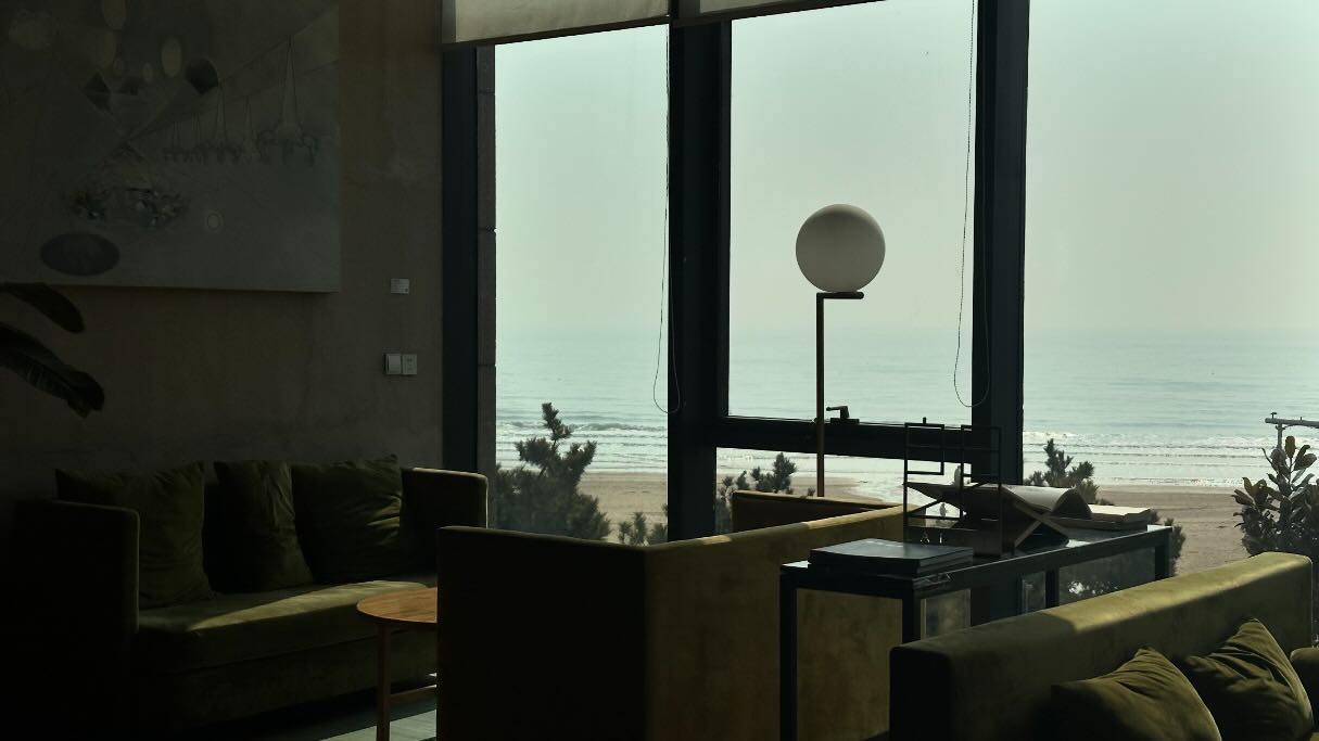 📍랑예미술관 朗艺美术馆 RANGYI gallery

여행을 다녀와서 떠올려보면
아름다운 장소도 기억에 남지만
평범한 순간들이, 평범한 시간들이
더 많이 기억에 남는다.

그리고 안타깝게도 칭다오에서는
맛있는 커피는 마시지 못했다고 한다...