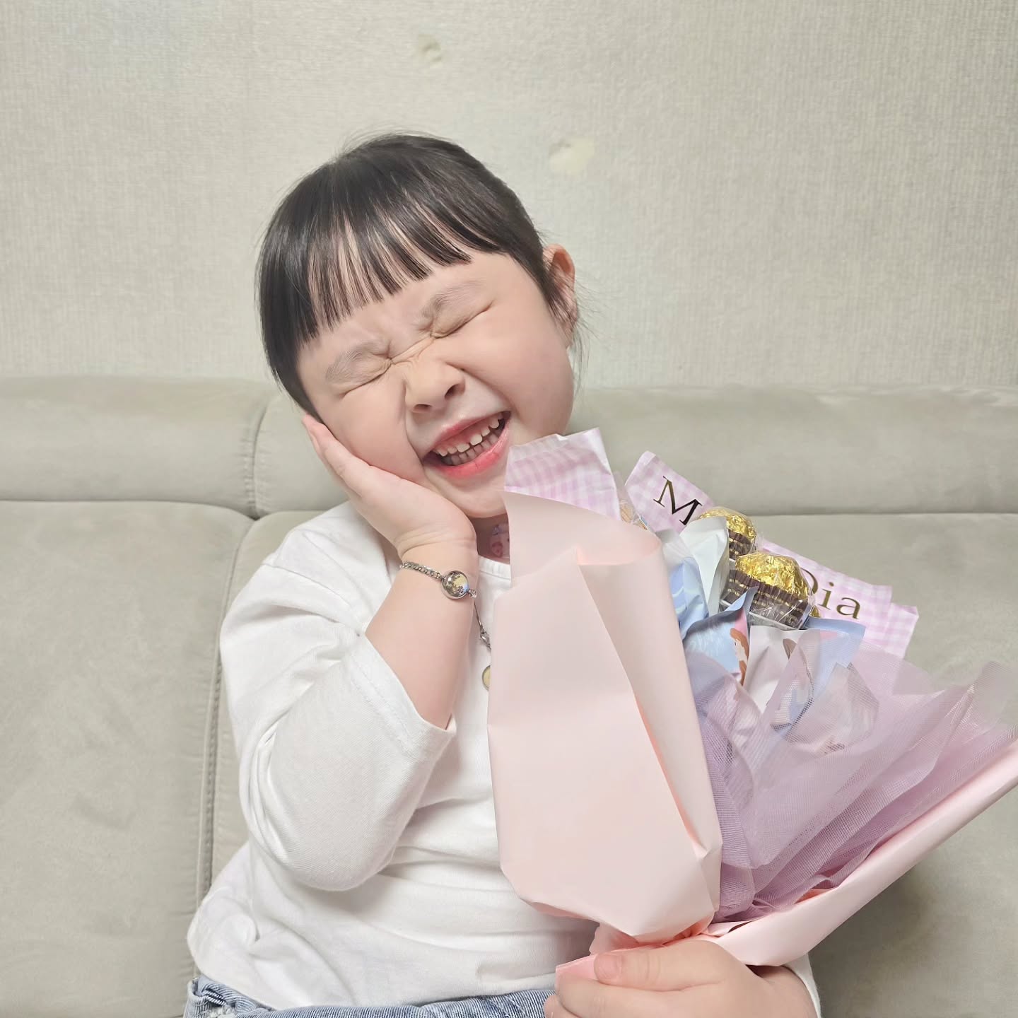#daily_나희 

ꗯ 벌써 3번째 발표회 ꗯ 

진짜 너무 예뻐죽겠다 ᦂ

아빠 야근이라 못와서
속상해하면 우짜나했는데
너무잘하는 내새꾸 

오늘도 너밖에안보였어 。˃̵͈̑ᴗ❛。

아빠대신 큰이모랑 지기오빠와서 좋지 🫰🩷
이모야가 사탕다발도 준비해줘서 아주 신나쥬 𐨛 𐌅 𐨛 𐌅 𐨛 𐌅

내년에는 엄마도 
불빛나오는 응원봉챙겨갈께 ˃⍨˂
싸랑해 내 꽃송이 ᦂ

#53개월딸 #발표회 #재롱잔치 
#유치원발표회 #보글보글 #무대체질
#재롱발표회 #사탕다발 #5살