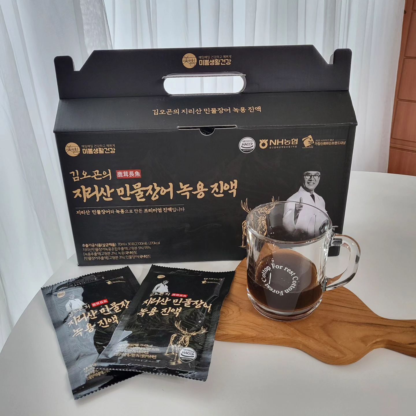 #협찬 

설명절 양가 어른들 선물로 준비한 장어액기스🎁

김오곤 원장이 직접 개발에 참여해 더욱 믿고 마실수 있고
100% 국내산 주원료, 부원료로 만들었다고 해 선택해 봄🤔

청정 지리산에서 약초 먹여 키운 고영양 고품질의 민물장어,
그리고 국내산 생 녹용이 들어 있어
면역력 떨어지기 쉬운 겨울철 부모님 선물로도 딱일 듯🫶🏻

패키지도 고급스럽고 선물용으로 들고 가기 딱 좋아서
이번 명절 선물 잘 고른 것 같아 몹시 뿌듯함 ˆ̑՝̮ˆ̑❤︎

설 명절 선물 고민중이라면 추천!!!!

✔️https://smartstore.naver.com/ddakjoa

#미쁨생활건강 #장어즙 #장어진액 #장어액기스 #장어엑기스 #민물장어진액 #민물장어즙 #원기회복  #기력회복