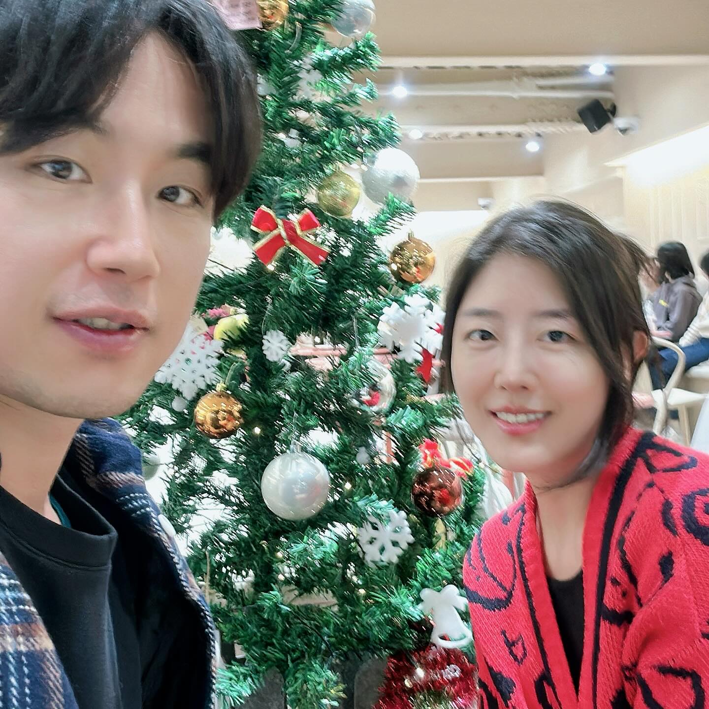 오랜만에 #템포커피발산역점 나들이갔다와찌요~
#크리스마스트리 에 있는 당첨쪽지 찾으면 선물 줘요!!
트리 인증샷 이벤트도 있어서 찍었는데 손님이 많아서 급하게 찍느라 다 흔들리고 그나마 건진 사진이 이렇다니 흑흑… 

#템포커피#발산역점#크리스마스#이벤트#얼스타그램#selfie#christmas#love
