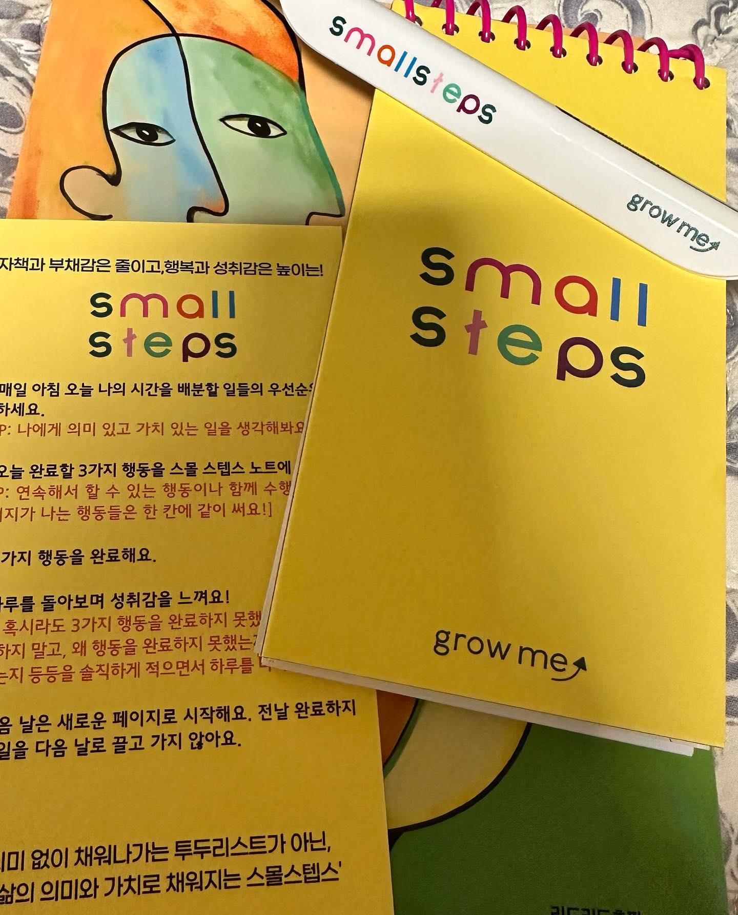 와우 ‘엄마의 삶’ 을 즐기고 있는 줄 스스러2기를 하며 알게됐다. 아이와 함께 있는 시간이 힘들다고만 생각했는데 사실은 그게 아니었고, 단지 살림+요리는 싫어한다는 사실을 제대로 깨닫게 됐다는 사실. ㅋㅋㅋ
 
☑️시간관리라고 하면 내가 자는 시간을 줄여서라도 더 만들어야 한다고 생각했다. 그것보다는 ‘진짜 내 시간에 무얼 하고픈걸까?’ 질문해보며 온전히 내가 가진 소중한 시간이란 자원에 중요한 일들을 배분한는 것이 중요!!! 자기계발vs육아 였지만 아직은 육아가 조금 더 우선순위👩‍🍼 조금 더 많이많이 다듬어가야 할 나의 시간이지 계속 다듬어가야지. 한달 간 스몰스텝스 노트와 함께하며 내 삶이 무진장 간결해졌다💖
 

🧡스몰스텝스 노트는 mom.me_official 에서 구매 가능합니다🧡

#스스러2기 #스몰스텝스 #투두리스트 #시간관리 #엄마들의특별한시간배분법
#엄마의시간 #화이팅❤️
