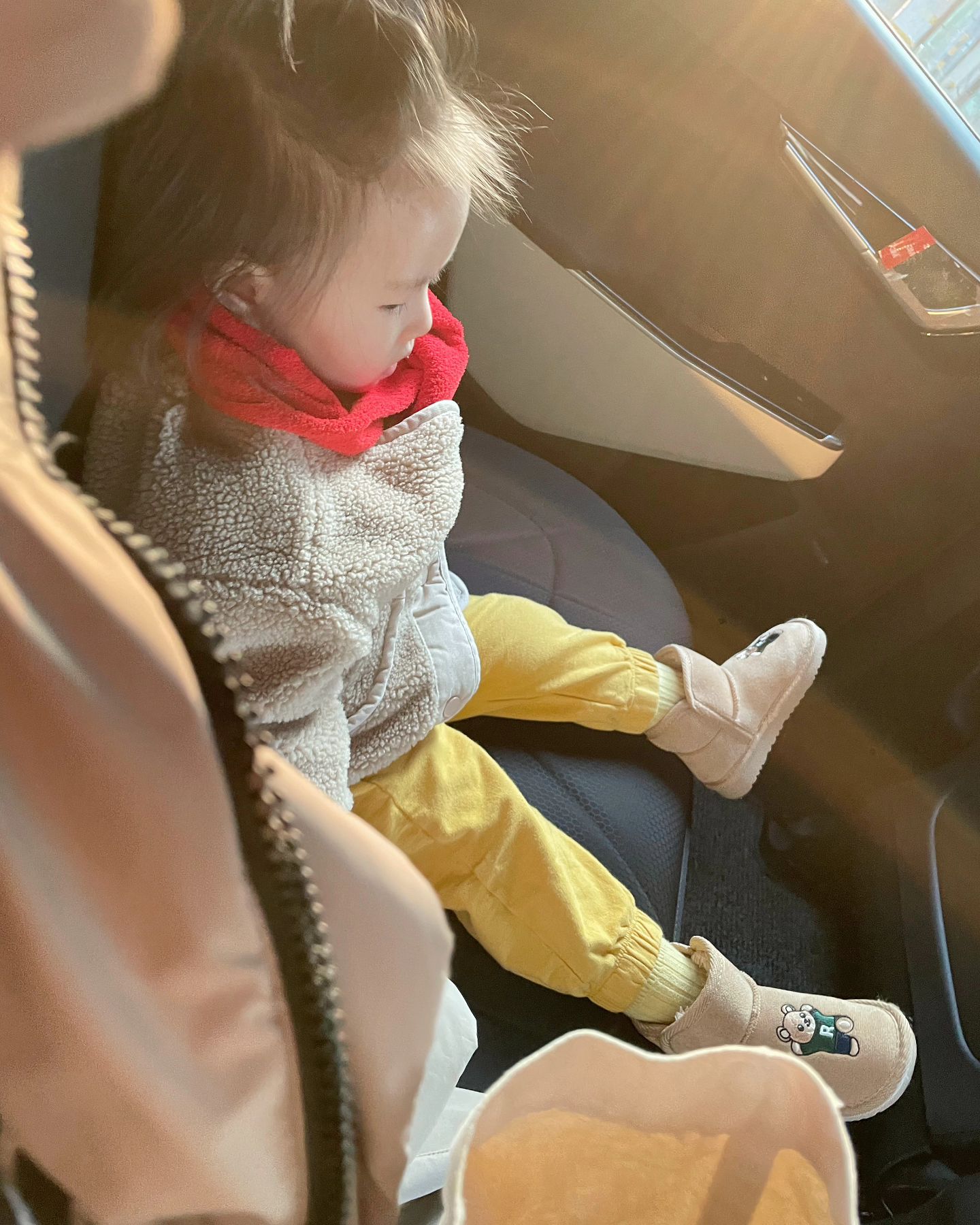 #17개월기
#아가랑택시 탈만하구만👍
뭔가 복고너낌 물씬하는 우리딸 🧡