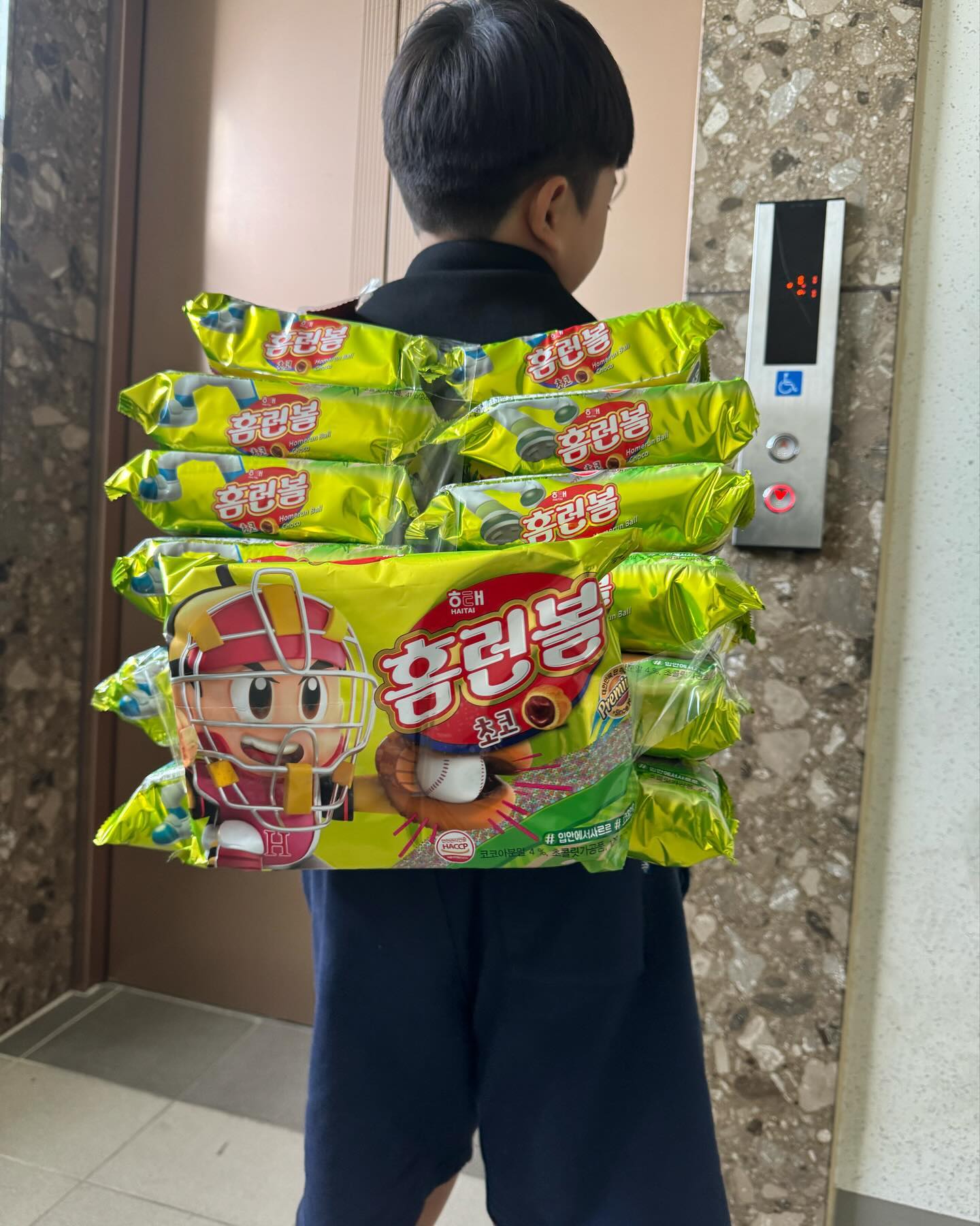 #협찬 이지만 굿뜨

아이들이 좋아하는 가방이 뭐게요?
바로 홈런볼가방!!
요거 만드는방법도 쉽고~
아이들이 가장 좋아하는 홈런볼로 만들어서
진짜 이기 최고였어요!!

그냥 홈런볼 사주는것보다 만족도 백배 
높았던거라 소개해드립니다!!
테이프로 쓱싹 만들 수 있어서~
아이들끼리 놀이도 되고 ~ 다 끝나고 
포장뜯고 온가족이 함께 먹을 수 있어서 좋더라구요!
카카오톡선물하기에 있으니!!
선물용으로도 강추드립니다!!
카카오선물하기 - 해태제과/홈런볼가방 검색하면
금방 찾기 쉬워요^^ 
세상의 단 하나뿐인 나만의 가방 만들어보세요!

#해태제과 #과자 #간식세트 #어린이날선물 #홈런볼가방