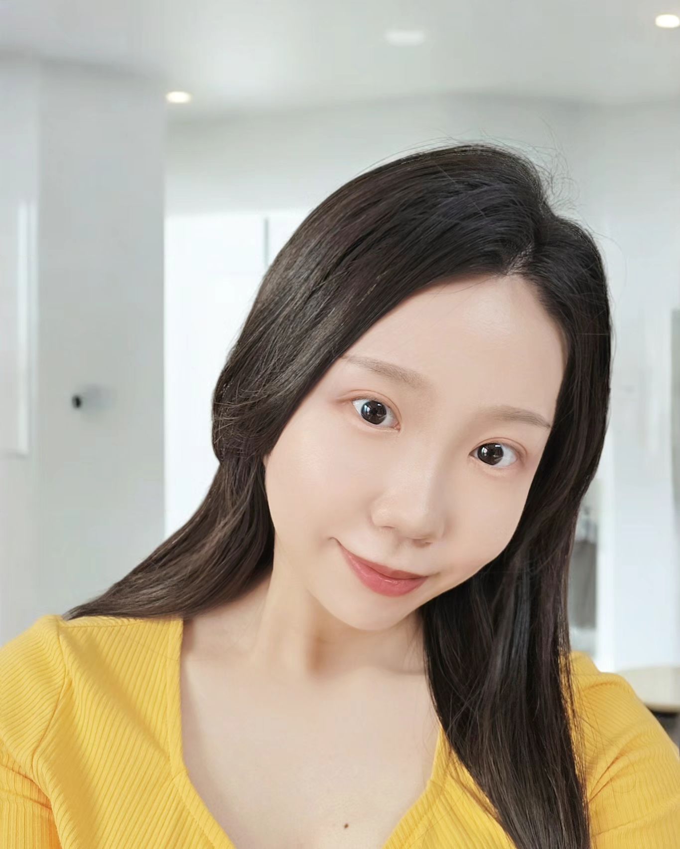 #내돈내산 
간만에 나를 위한 관리로 #아비쥬 에서 #피코토닝 #레이저 받고 왔어요
저는 칙칙해진 피부로 고민이 많아서 피코토닝 + 비타민관리를 받았는데요.😉
1:1 상담을 받으며 더욱 고민인 부위를 밀착 케어해주셔서 만족스러웠어요.💛
확실히 피부가 매끈해지고 환해진 느낌이 드는 거 있죠?
그리고 #아비쥬의원 의 장점은 무엇보다 합리적인 가격 아닐까 싶어요.
오랜 경험과 노하우로 만족할만한 결과를 안겨줌과 동시에 
가성비까지 있으니 저도 꾸준히 방문하는 곳이랍니다.
 
저는 본관에 들렀지만 강남역에서 도보 3분에 신관도 또 오픈한 거 있죠?
본관 신관 모두 미술관 컨셉의 인테리어로
#미술관피부과 하면 바로 #아비쥬클리닉 이 생각나더라고요.
명화가 계속 재생되는 미디어아트와 샹들리에 등
웅장한 디테일이 분위기 있어요.
또한 AI로봇이 내려주는 커피도 빼놓을 수 없죠.
로봇이 내려주는 커피 맛 진하고 좋더라고요!
다양한 코스메틱을 테스트 해볼 수 있는 공간도 있어서 #힐링아트클리닉 이라는 말이 딱 맞아요!
대기를 하다 보니 외국인 고객이 참 많다고 느꼈는데요.
해외고객을 위한 1:1 맞춤 통역 서비스도 제공되고 있으니
피부 관리에 관심 많은 제 외국인 친구도 데려 와야겠어요!

예전보다 대기시간이 훨씬 짧아진 느낌이 들었는데
알고보니까 고객 만족을 위해 1대1 맞춤 서비스를 제공하고 있다고 하네욥🥰

하여간 요새 피부 상태 너무 맘에 들어서 셀카 올려봐요 
저는 주기적으로 꾸준히 #피코토닝레이저 받을 예정이에요😄

9월 이벤트도 가볍게 소개드릴게요.
피부 콤플렉스로 인해 고민이신 분들께
합리적인 비용, 체계적 시스템으로
경험과 노하우가 풍부한 의료진이 
각각의 피부 상태에 맞는 시술을 추천해드려요.
가성비 좋게 피부 콤플렉스를 해결하고 
피부미인이 되고 싶은 분들은 방문해 보세요.🫶🫶🫶

#피부과 #피부과추천 #강남피부과 #강남역피부과 #갤러리피부과 #레이저토닝 #피코토닝레이저 #레이저토닝 #토닝레이저 #색소치료 #기미 #기미잡티제거 #잡티제거 #피코레이저 #색소병변 #색소레이저 #피부미백 #피부관리 #피부진정 #진정관리 #사후관리