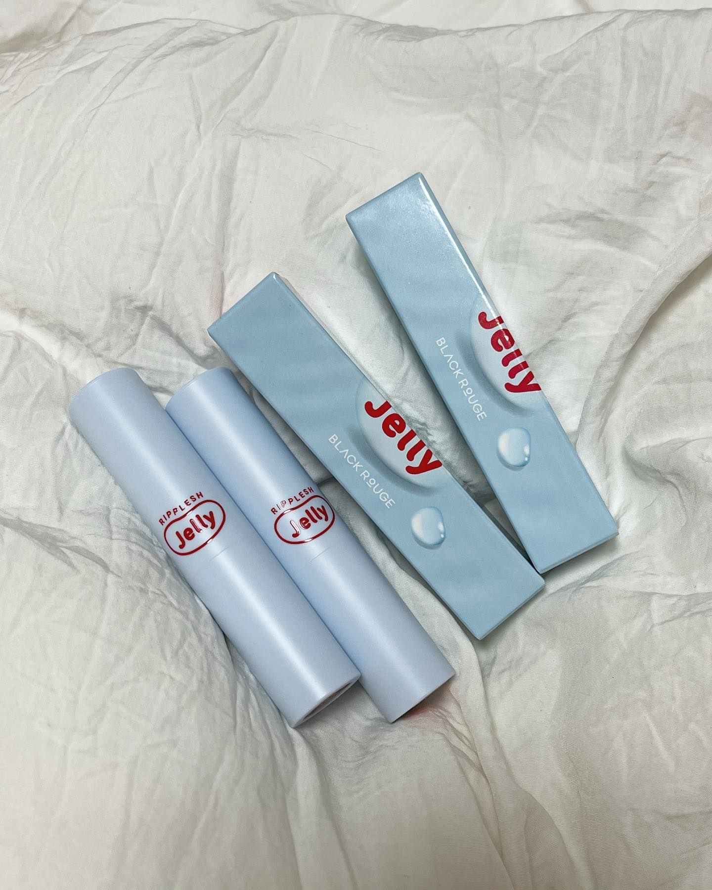 #광고 blackrouge_kr 
10월 10일 출시! 블랙루즈 리플래쉬 젤리밤 ✨

✨ RIPPLESH JELLY BALM ✨
입술에 차오른 예쁜 물빛 플래쉬처럼 끈적임 없이 
볼륨은 맥시멈하게! 사진처럼 예쁜 물먹립을 그대로 표현 가능!

제가 사용하는 컬러들은 복숭아젤리, 수박젤리 컬러인데
정말 복숭아와 수박 향이 은은하게 나서 젤리 같더라구용 ㅎㅎ
네추럴한 느낌에는 복숭아, 예쁜 mlbb 원하시면 수박 추천!!

🤞🏻바르는 즉시 차올라 맑고 투명하게 반짝이는 물먹립이라
#물빛글로우 라는 표현이 정말 딱 맞더라구요! 진짜 반짝여요
🤞🏻식물유래 보습막이 24시간 꽉 찬 보습력을 유지해줘서
#젤리볼륨 *24시간 보습 지속력 임상테스트 완료되었고
 🤞🏻즉각적인 입술 보습, 거칠기, 탄력 개선에 효과적이라
#모이스처24 인데 진짜 각질 정리가 안된 상태에서도 
톡톡 두드려 발라주면 각질부각 없이 연출이 가능하더라구요!

🤞🏻한국비건인증원에서 인증 받은 #비건립밤 이라 더욱 안심👍🏻
🤞🏻클리어한 무색부터 5가지 컬러가 있어서 컬러립밤이 
부담스러우신 남성분들도 사용가능한 #젠더리스립밤 이랍니당

그리고 추가로!!! 요런 제형의 립들은 뒤로가기가 불가능한게
대부분인데 이 제품은 뒤로가기도 가능해서 넘 편리해요 🤤💖
-
#블랙루즈 #blackrouge #리플래쉬젤리밤 #젤리밤 #젤리볼륨 #비건립밤 #멜팅밤 #영양밤 #물빛플래쉬 #컬러링 #볼륨광 #수분립밤 #글로우립밤 #남자립밤 #컬러립밤