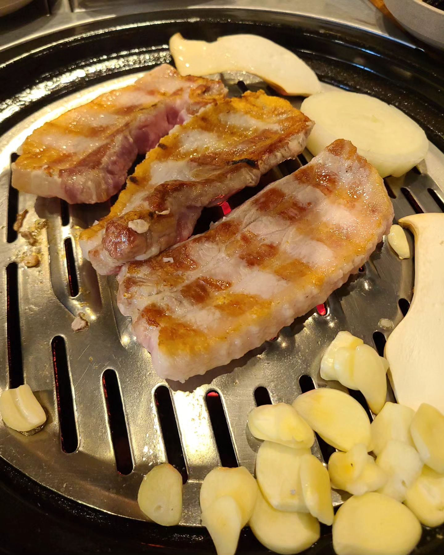 밑반찬도 잘나오고 두툼한 삼겹살과 돼지껍데기가 맛있었던 신창동맛집😋

🏡통큰돼지🍽

📍주소 광주 광산구 장신로 265번길 25
📍연락처 062-361-9233
📍운영시간 매일 17:00~04:00
📍정기휴무 매주 월요일