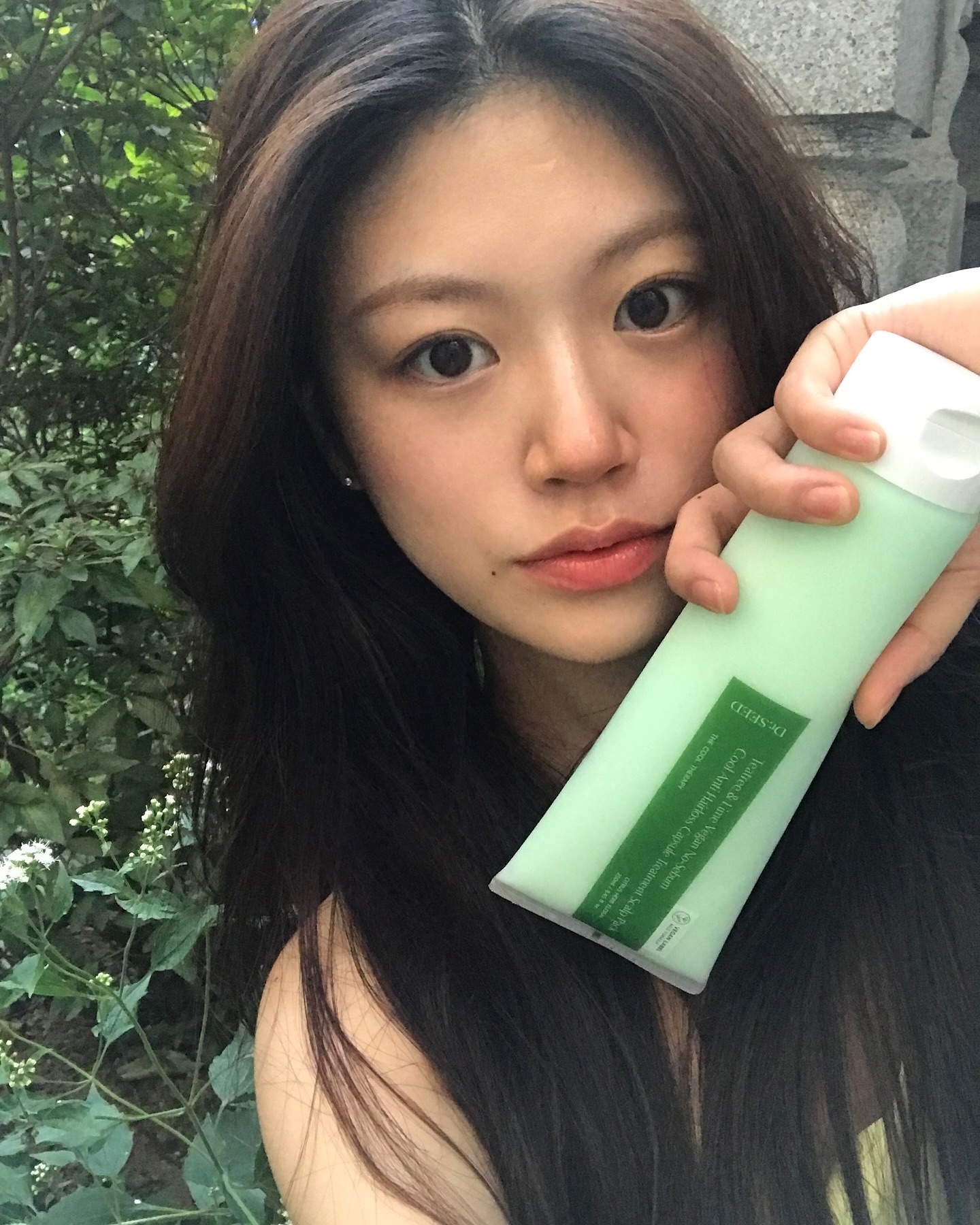 민감성 두피를 가지신 분들에게 강력 추천하는 닥터시드의 두피각질 케어제품이 현대백화점과 함께 공동구매를 진행한다고 해요 🍃

부드럽게 두피 각질케어를 해주어 정수리 냄새 , 피지 관리할 수 있는 스케일러와 사해소금이 들어가있어 물리적으로 두피 각질을 시원하게 제거하야 비듬 , 각질을 관리 할 수 있는 스크럽 샴푸 그리고 모발 관리에 빠질 수 없는 트린트먼트 두피팩까지 ! 

환절기에 피부 뿐만 아니라 두피도 말썽인데 딱 속성만 갖춘 티트리 3종 패키지면 이번 환절기에 두피 걱정은 없을 것 같어요 😶‍🌫️🫧 현백 X 닥터시드가 만나 67%할인 가격으로 공동구매를 진행한다고 하니 프로필에 링크 딱 5일까지만 공유해둘테니 다들 구경가보세요 🌿🫧 

#닥터시드 #공동구매 #티트리쿨샴푸 #현대백화점 #탈모샴푸 #지성샴푸 #쿨샴푸