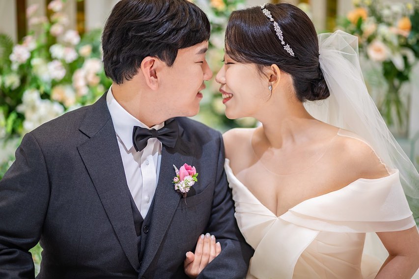 🤵‍♂️👰‍♀️
.
photo- #끌림스냅 kkeullim_ 
#본식스냅#본식스냅추천#웨딩촬영#웨딩스냅#웨딩사진#결혼사진#웨딩#결혼