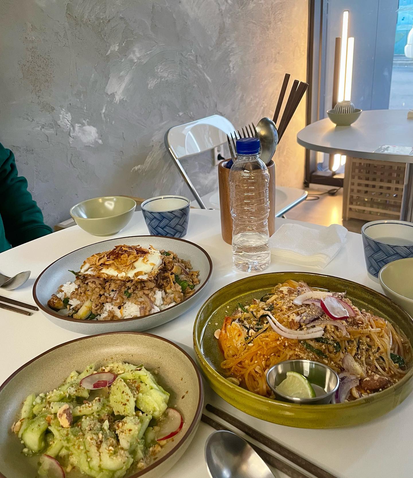 #협찬 #울산남구청맛집 #마노이
남구청 근처에 위치한 분위기 좋은 마노이 ◡̈ ෆ
태국 현지에서 먹는 것 같은 착각이 들 정도로 맛있는 음식과 분위기까지 갓벽✨결혼기념일이라 맛있는 거 묵자!하고 나왔는데 완즈이 성공적(๑˃̵ᴗ˂̵) 여긴 재방문 각이닷..!
.
.
📝 마노이 manoi052 
▫️울산 남구 월평로221번길 8 105호
▫️새우팟타이, 바질 돼지고기 덮밥, 오이쏨땀, 공심채볶음
 #울산태국음식 #울산삼산맛집 #울산데이트코스 #울산맛집 #울산태국음식점 #울산팟타이맛집