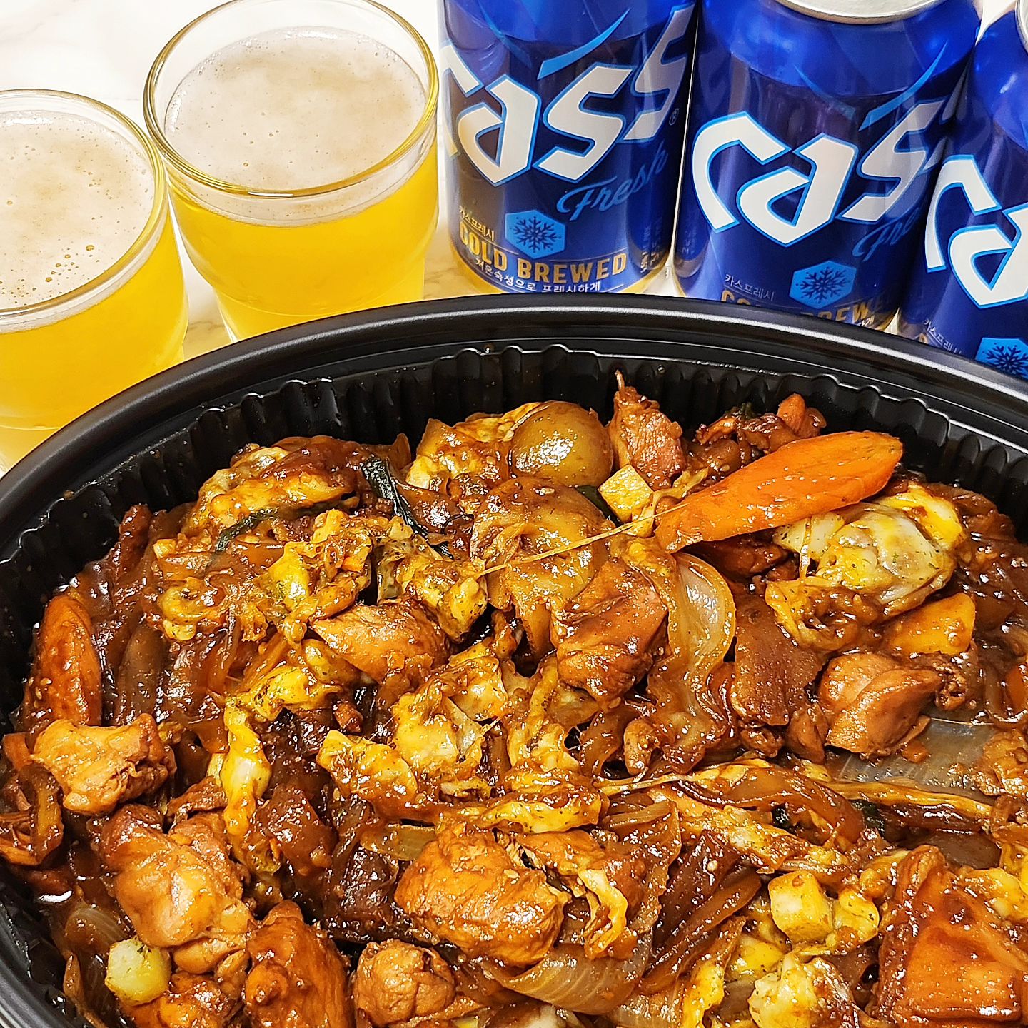 #협찬 #일미리금계찜닭

출출한 저녁 
맥주🍺한잔에 맛있는 찜닭이 땡겨
일미리금계찜닭 신메뉴인 콰트로치즈찜닭 배달🛵시켰어요

모짜렐라, 체다, 고다, 에멘탈 4가지 치즈🧀로
소스도 간장, 고추장 선택이 가능해요
전 초등아이도 함께 먹을려구 간장으로 선택했어요

순살로 선택하니 먹기도 편하고 
다양한 토핑이 있어 취향에 따라 골라 먹기 좋아요👍

찜닭에 맥주 궁합은 끝장‼️
찜맥🍻 찜맥🍺

✔️지금 쿠팡이츠에서 4,000원 할인이벤트도 해서 꿀 이득❗️
✔️와우회원은 무료배달🛵에 1,000원 추가할인혜택까지!

ilmiri_official

www.goldjjimdak.com 

#일미리금계찜닭삼산점 #금계찜닭 #일미리찜닭 #찜닭 #찜닭맛집 #치즈찜닭 #닭찜 #닭요리 #저녁메뉴추천 #집들이음식 #야식 #오늘저녁뭐먹지 #음식 #맛집 #울산배달맛집 #울산배달찜닭 #울산배달