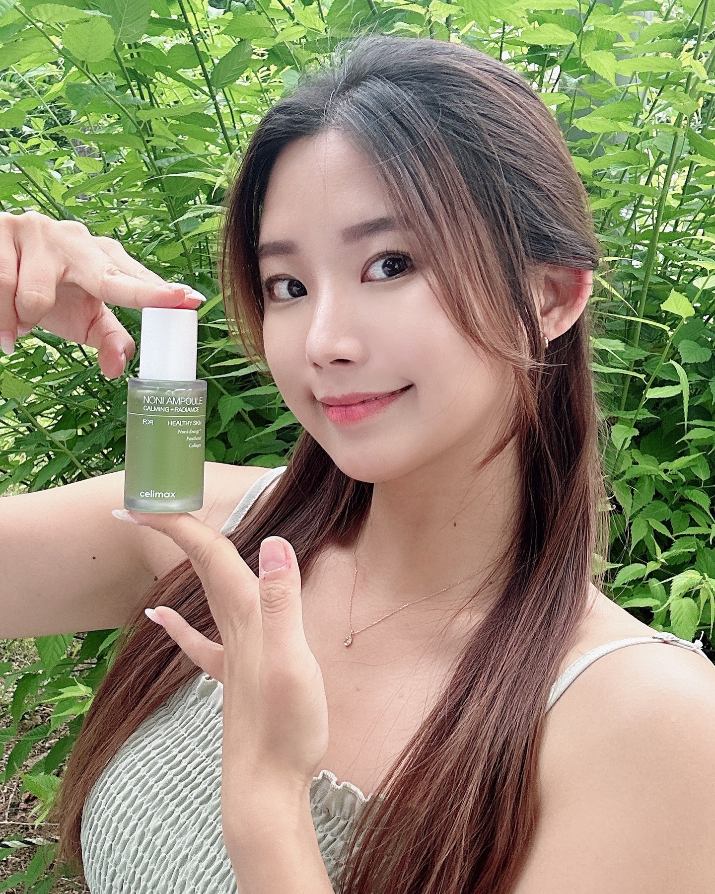 #협찬 x celimax.korea 
제가 예전부터 쓰던 노니앰플🌱
쫀쫀하고 피부 속까지 꽉꽉 채워주는 앰플인데,
1세대 노니앰플에서 2세대 노니앰플로 업그레이드 됐어요👍🏼

✔️쫀쫀하고 산뜻한 제형은 그대로✨
✔️판테놀, 수용성 콜라겐이 추가 되어서 더 강화된 성분
✔️더 강력해진 효과 (기존 : 속보습 개선, 자극 진정 개선 → 2세대 : 속보습 개선율, 자극 진정 개선율, 누적광채 효과, 톤결 개선 효과 인체적용 시험 완료
.
.
.
.
.
.
.
.
#셀리맥스 #노니앰플 #앰플추천 #진정앰플 #속당김 #속건조 #셀리맥스노니앰플 #피부고민 #수부지앰플 #진정앰플 #뷰티모델 #뷰티그램 #뷰티템 #뷰티크리에이터 #피부관리 #피부탄력