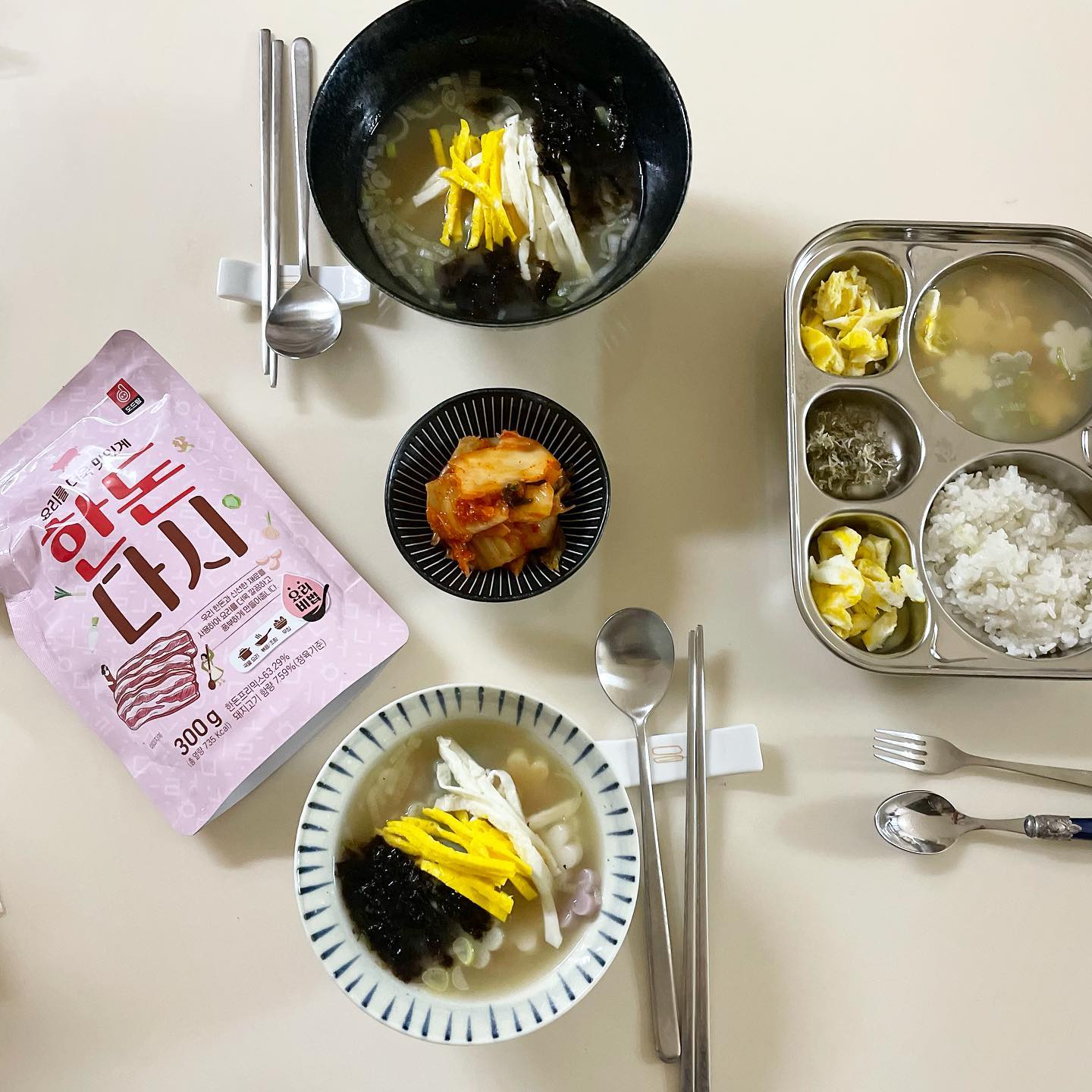 #제품협찬 #도드람 
주말 아점은 간단하게 떡국으로😊 도드람 한돈다시 체험단에 당첨되서 이용해 봐써효🤗 

오늘 소고기가 똑 떨어져 소고기 없이 한돈다시만 가지구 떡국 끓였다했더니 소고기가 들어가야 맛있다며 입이 삐죽나온 남푠..(미식가거든요..😅) 
먹어보더니 오잉? 맛잇는데?ㅋ 엄마맛이징??ㅋㅋㅋ

도드람 한돈다시 잠깐 설명드리면,
✔️ 신선한 국내산 돼지고기, 국내산 천일염을 사용해 고기 감칠맛을 최대한 살렸다구 해요ㅎ 돼지고기라 물리는맛이 없어용!😆 
✔️ 그리구 어느 요리나 다 사용가능하다는거~👍 용도불문 무조건 맛이 납니당!!😀
✔️ 캡파우치라 사용, 보관에 용이해요!😆 요게 진짜 특장점ㅋ따로 옮길 필요없어용!!

입짧은 우리집 상전 울아들두 맛잇게 뇸뇸!😀 꽃잎떡국에 밥까지 야무지게 말아먹었네용👍
전 캡파우치인거랑 국내산 재료를 사용해 믿을수 있다는거가 젤루 좋았네용!!ㅎㅎ
글구 어느 요리에나 다 사용가능하는거👍 

엄마두 한번씩 조미료 힘을 빌리구 싶을때가 잇자나유~😃😃그럴때 국내산 재료를 사용한 도드람 한돈다시 적극 추천드립니당!!😄😄

도드람 한돈다시 구매링크
https://me2.do/FgS9USkt

#협찬이지만솔직후기 #도드람한돈 #도드람한돈다시 #한돈다시 #떡국 #명절 #명절음식 #명절음식준비 #명절음식상차림 #명절캠페인 #프리미엄조미료 #아줌마닷컴 #우먼테이블 #도드람한돈다시홈파티 #떡국레시피 #떡국맛집 #토욜아점메뉴 #홈쿡 #홈스타그램