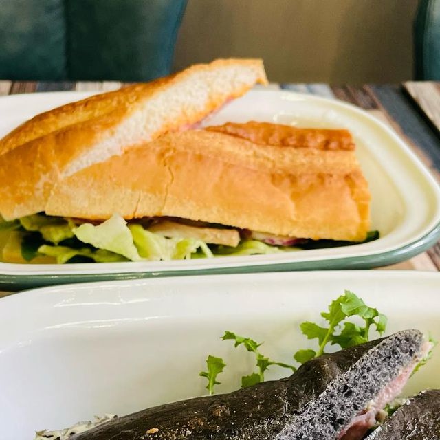 YUDIII on Instagram: "오랫만에 로드샌드위치에서 샌드위치를 먹어봤는데, 한끼로도 손색 없을 크기와(정말커요) 그리고 정말 맛있었어요! 🌯✨제가 먹은 트러플잠봉뵈르는 트러플향과 풍성한