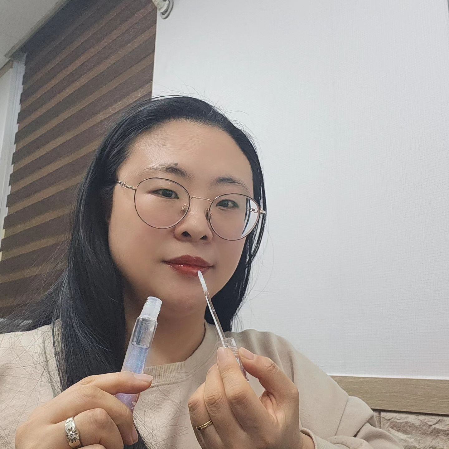 #협찬

아무리 안묻는 립스틱을 발라도 마스크를 쓰고 음식을 먹다보면 안바른 입술처럼 색이 금방 빠져요.
역시 발색이 오래가는건 #립타투팩 이더라구요.

제가 요즘 치과도 다니는데 치과치료 후에도 발색이 선명하구요.
#맥스클리닉 바르면 사무실에서 커피를 마시더라도 잔에 티가 안나요.
그러면서 입술은 #선명한발색 이 그대로 남아요.

그 위에 #립오일 까지 바르면 입술에 생기도 생기면서 볼륨이 더 도드라지는 효과~♡
이렇게 반짝이는데 끈적이지 않아요.

맨입술에 립오일 단독 사용 시에도 투명하고 블링블링한 오일이 입술을 촉촉하게 감싸주네요.

외출해서 하루 종일 수정화장 안해도 되는 #입술착붙템 이거 꼭 써야해요.

https://bit.ly/3OhBdGz