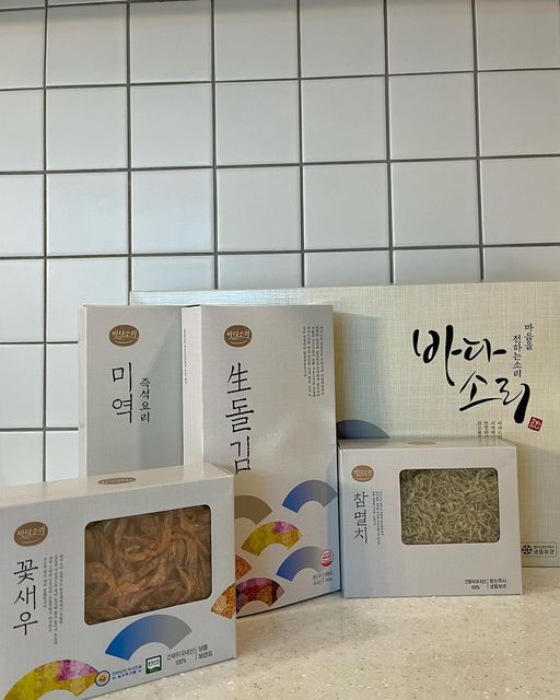 🍚밥조 on Instagram: "#제품제공

설날 선물세트로 딱👍🏻
#바다소리 #명작 선물세트
미역, 생돌김, 멸치, 건새우 4종세트
어느하나 빠트릴 수 없는 받아놓고 무조건 쓸 수 있는 ⭐️4종세트⭐️
구성이 알차고 바로 먹어봤는데 특유의 쩐내도 없고
재료자체로 맛있다!
다른 구성으로도 많이 있고 가성비 완전 훌륭💜

📍구매처
https://bit.ly/3UfHNh2

#광고#김선물세트#곱창김선물세트#건어물선물세트#멸치선물세트#종합선물세트#선물세트#명절선물#명절선물세트#명절선물추천#설날선물#설날선물세트#설날선물추천#단체선물#기업선물#거래처선물#임직원선물"