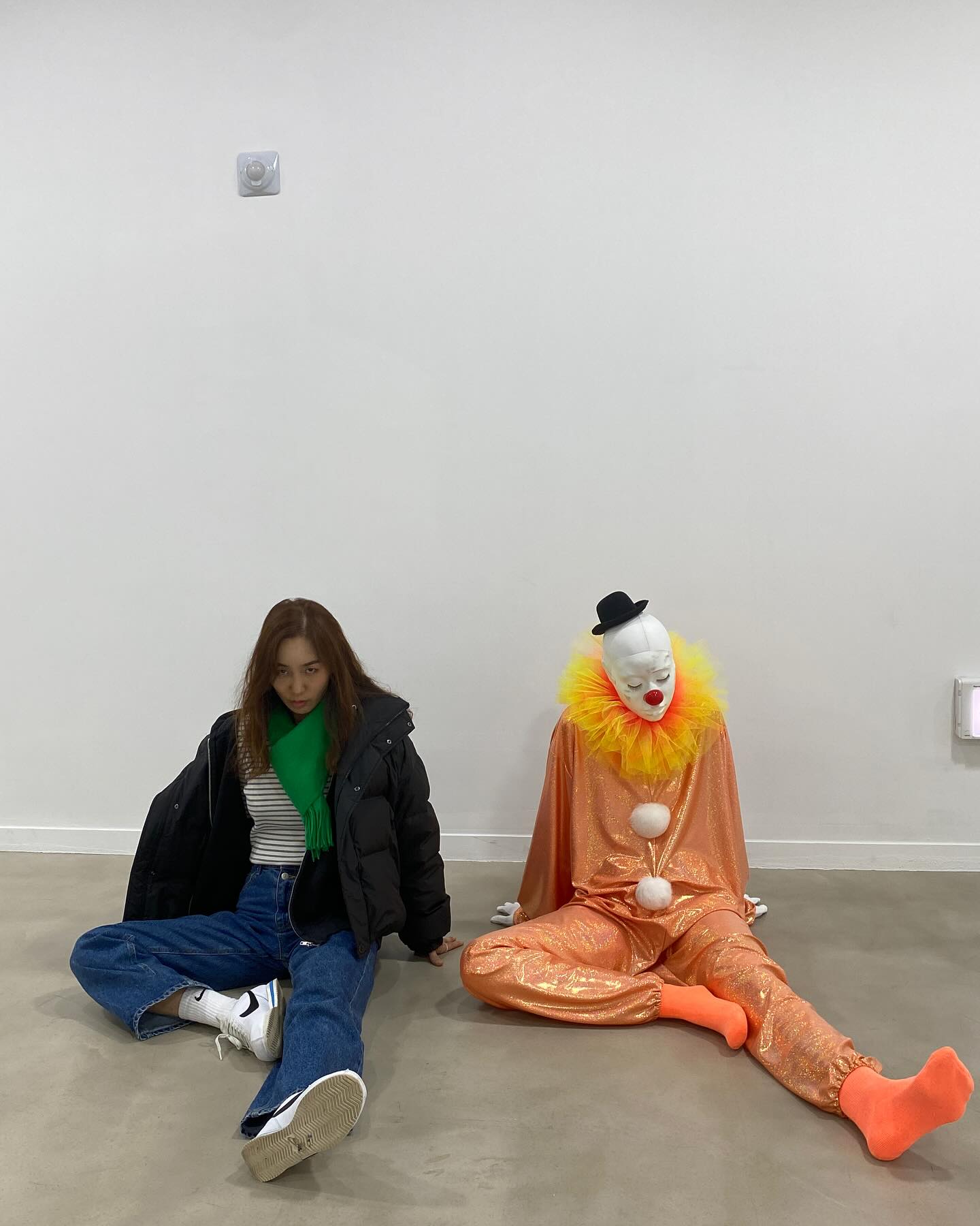 예정됐던
전시회대신
스몰 전시회 관람 ✨

고독한 단어들이라는 각기 
다른 포즈를 취한 27명의 광대를 표현한
작품 전시로 마치 진짜 
사람인냥 자아낸 포즈가 재밌어
따라하게 되네요 😉 

#우고론디노네 
#포도뮤지엄